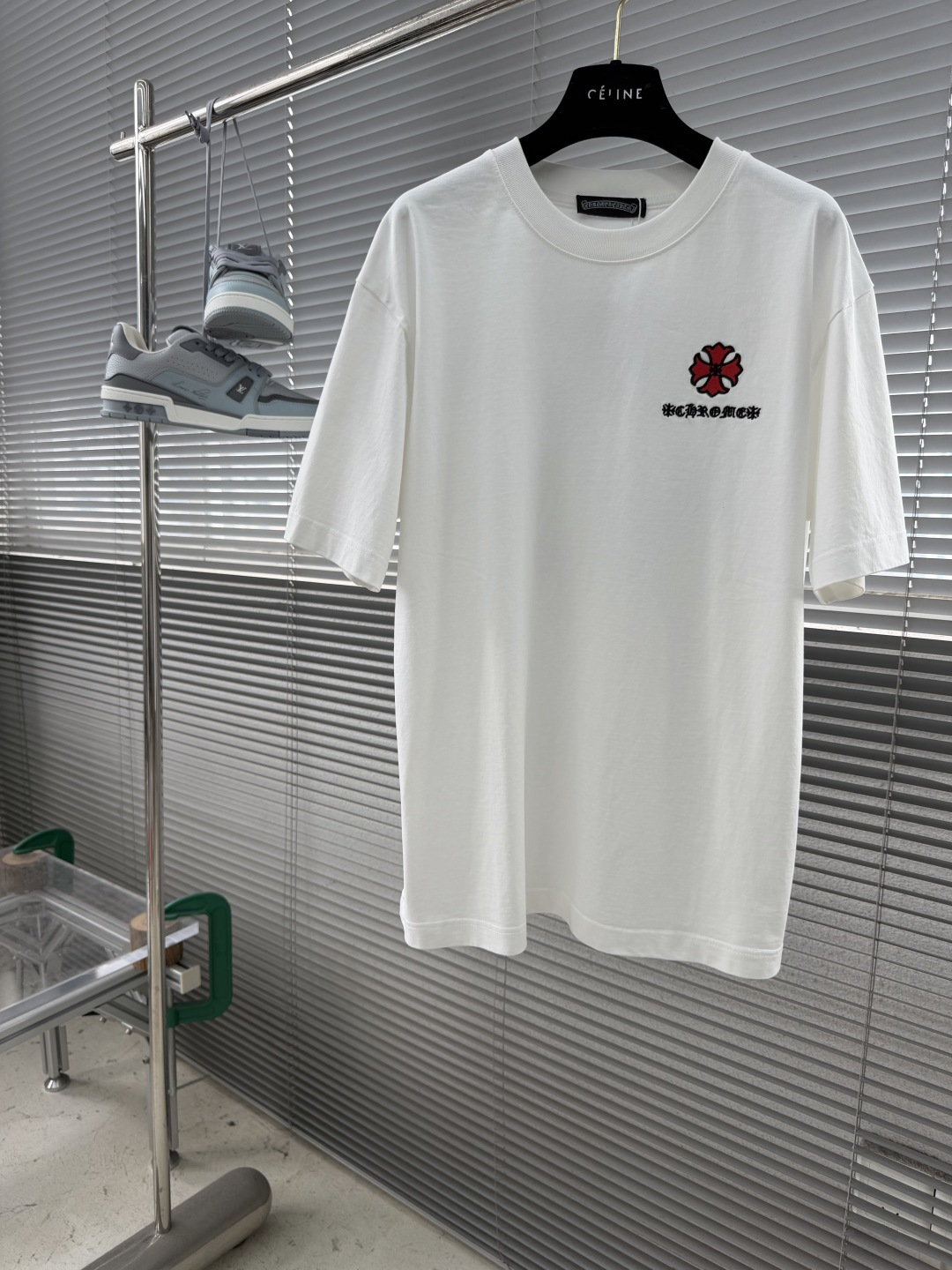NO:917457,-CH Crow Heart  The 2026 spring and summer short sleeves are mainly based on the three-dimensional embroidery of cross Sanskrit patches, and cleverly incorporate the corresponding logo counter elements on the front and back panels, breaking the monotony of traditional short sleeves and highlighting individuality and uninhibitedness. The three-dimensional tailoring fits the body shape, and the design is neat and stylish, easily elongating the leg lines, creating a casual and free casual style.  The high-quality fabric is comfortable and warm, has both thermal insulation and comfort, and is suitable for daily outings or light outdoor scenes. The triangular jacquard embellishment on the back adds a fashionable texture. Whether it is a casual look with a T-shirt and jeans, or a mixed style with a layer, it can be easily managed. It is an indispensable fashion item in the transitional season between spring and summer.  Same style for men and women, sizes S-XXL,,chrome hearts,jeans,T-shirt,tees,t-shirt,19860909-CH 克罗心 2026春夏短袖,以十字梵文贴布立体刺绣为主调,巧妙融入前后幅对应logo专柜元素,打破传统短袖的单调感,彰显个性与不羁.立体剪裁贴合身形,设计利落有型,轻松拉长腿部线条,打造随性洒脱的休闲风格.优质面料舒适保暖,兼具保温性与舒适感,适合日常出街或轻户外场景.细节后背三角提花点缀,增添时尚质感,无论是搭配T恤牛仔裤的休闲look,还是叠的混搭风,都能轻松驾驭,是春夏过渡季不可或缺的时尚单品. 男女同款 尺码S-XXL,,chrome hearts,jeans,T-shirt,tees，t-shirt,,Men's clothing