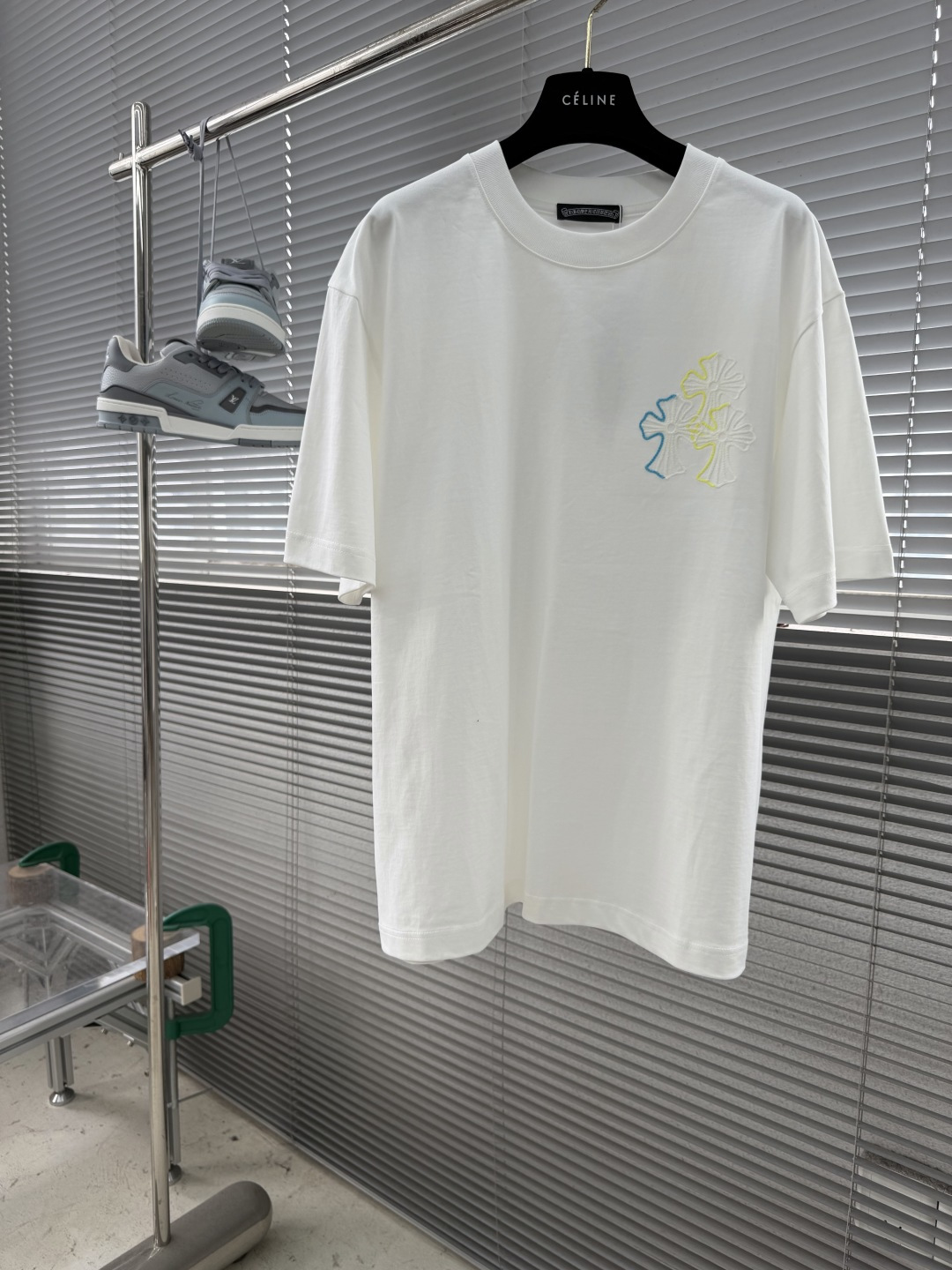 NO:914319,-CH Crow Heart  The 2026 spring and summer short-sleeves are based on cross-stitch embroidery and cleverly incorporate the logo counter elements on the front and back panels, breaking the monotony of traditional short-sleeves and highlighting individuality and uninhibitedness. The three-dimensional tailoring fits the body shape, and the design is neat and stylish, easily elongating the leg lines, creating a casual and free casual style. High-quality surface  The material is comfortable and warm, has both thermal insulation and comfort, and is suitable for daily outings or light outdoor scenes. The triangular jacquard embellishment on the back adds a fashionable texture. Whether it is a casual look with a T-shirt and jeans, or a layered mix and match style, it can be easily controlled. It is an indispensable fashion item in the transitional season between spring and summer.  Size S-XXL,,chrome hearts,jeans,T-shirt,tees,t-shirt,19860909-CH 克罗心 2026春夏短袖,以十字线绣为主调,巧妙融入前后幅对应logo专柜元素,打破传统短袖的单调感,彰显个性与不羁.立体剪裁贴合身形,设计利落有型,轻松拉长腿部线条,打造随性洒脱的休闲风格.优质面料舒适保暖,兼具保温性与舒适感,适合日常出街或轻户外场景.细节后背三角提花点缀,增添时尚质感,无论是搭配T恤牛仔裤的休闲look,还是叠的混搭风,都能轻松驾驭,是春夏过渡季不可或缺的时尚单品. 尺码S-XXL,,chrome hearts,jeans,T-shirt,tees，t-shirt,,Men's clothing