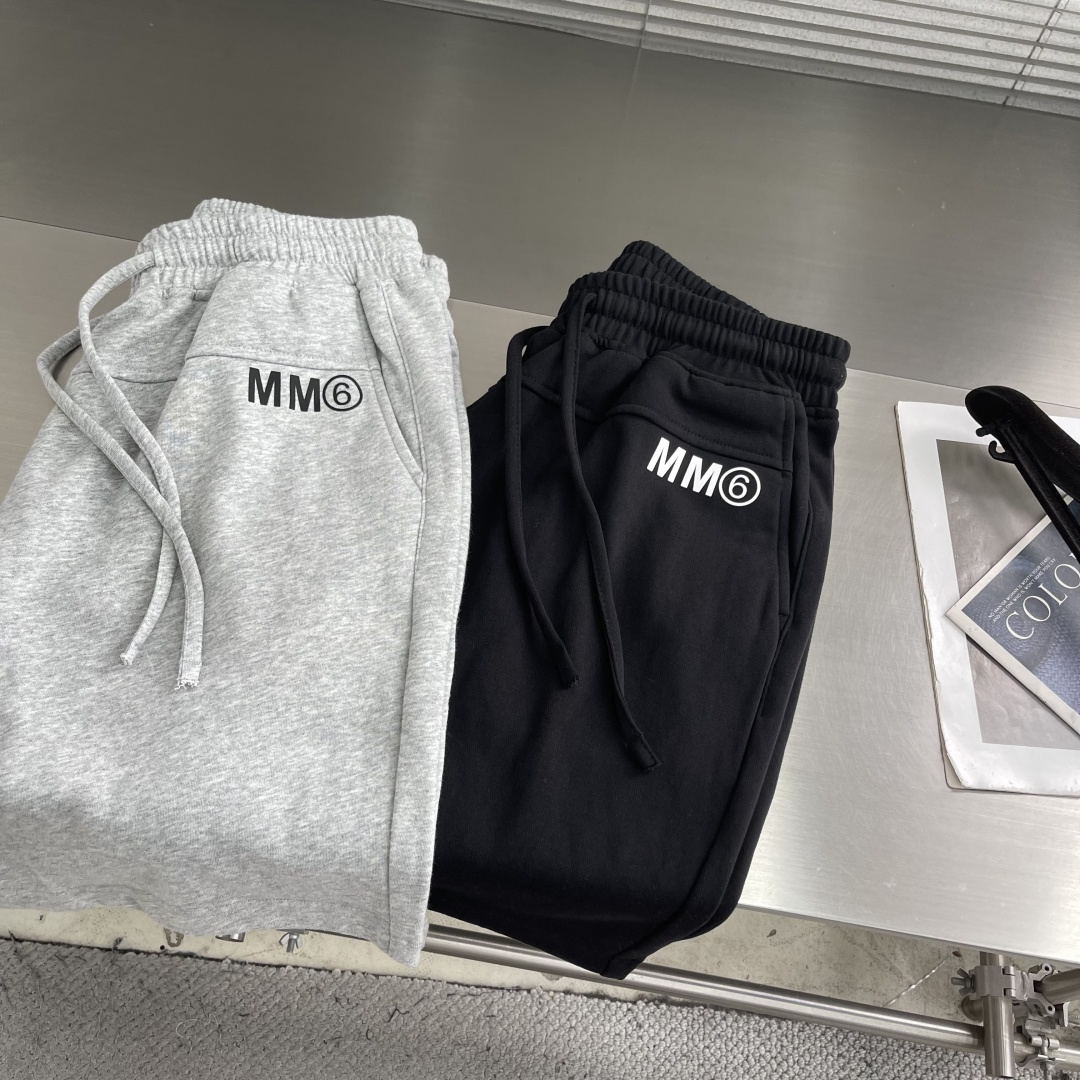 -MM6 马吉拉    新款休闲短裤，欧范十足，纯棉重磅短裤，口袋品牌logo标志装饰，裤身恰到好处点缀