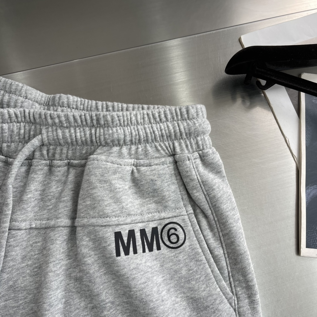 -MM6 马吉拉    新款休闲短裤，欧范十足，纯棉重磅短裤，口袋品牌logo标志装饰，裤身恰到好处点缀