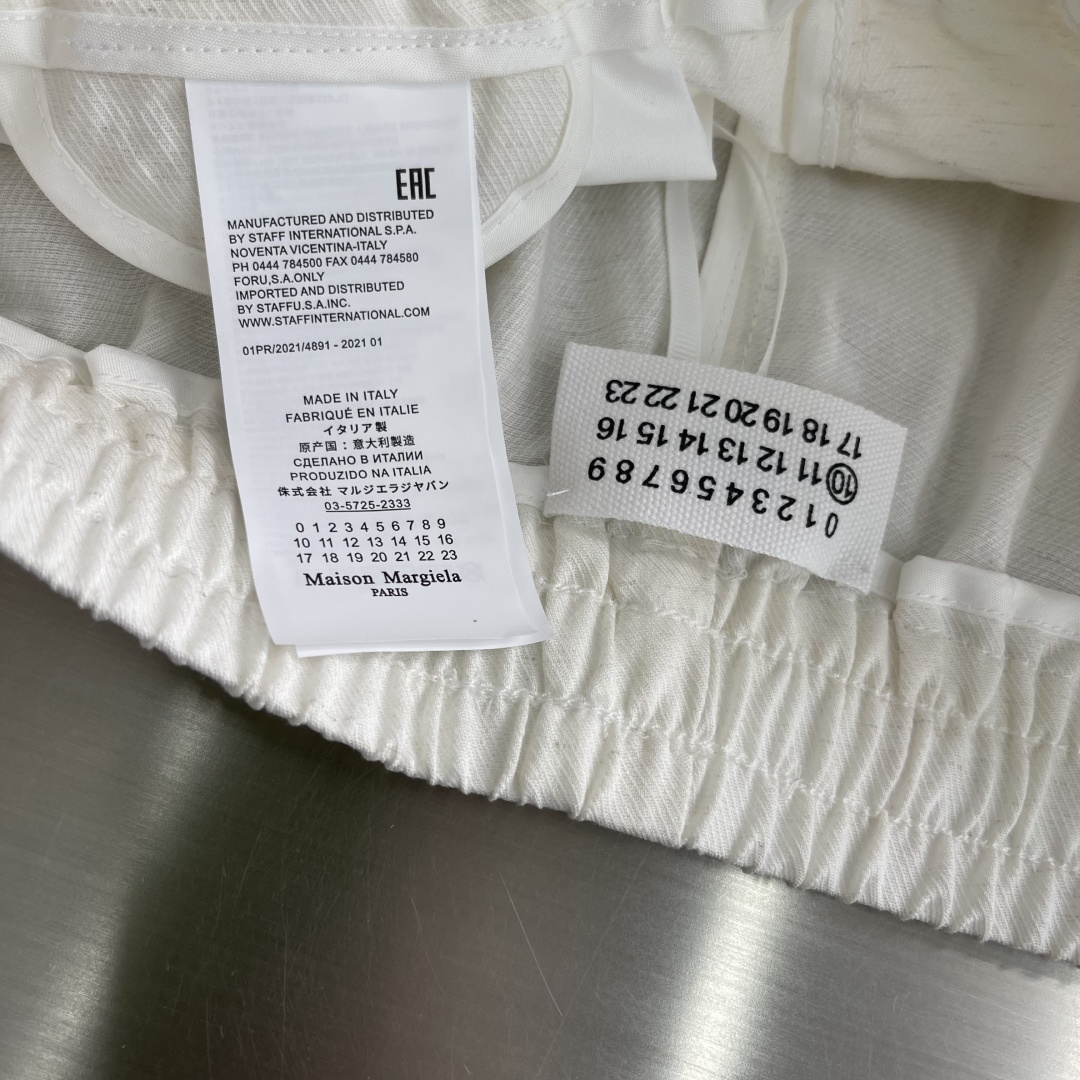-MM6 马吉拉     新款休闲裤，采用混纺麻料面料打造，舒适轻肤软糯，非常有垂感不显臃肿。简约log