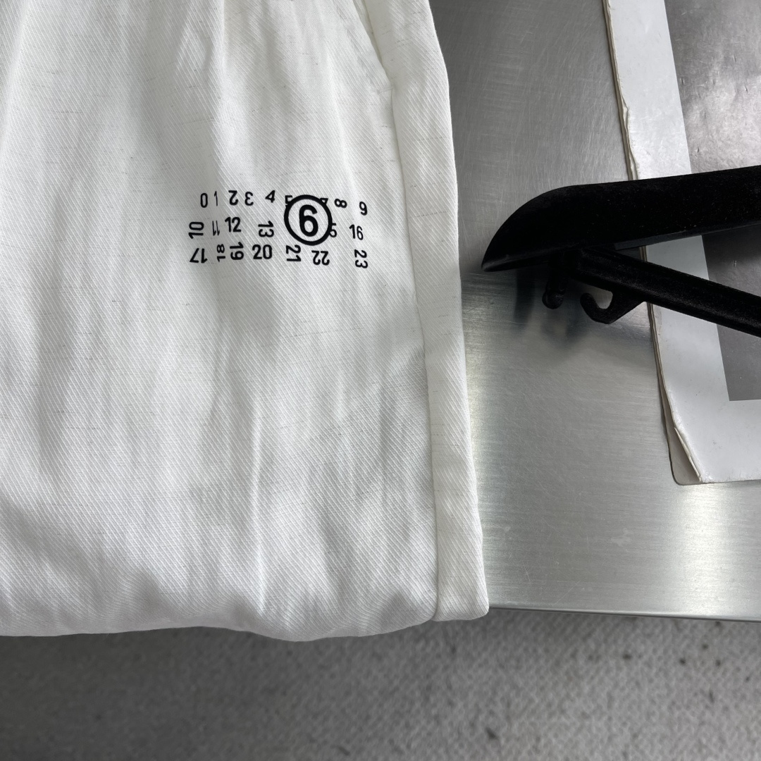 -MM6 马吉拉     新款休闲裤，采用混纺麻料面料打造，舒适轻肤软糯，非常有垂感不显臃肿。简约log