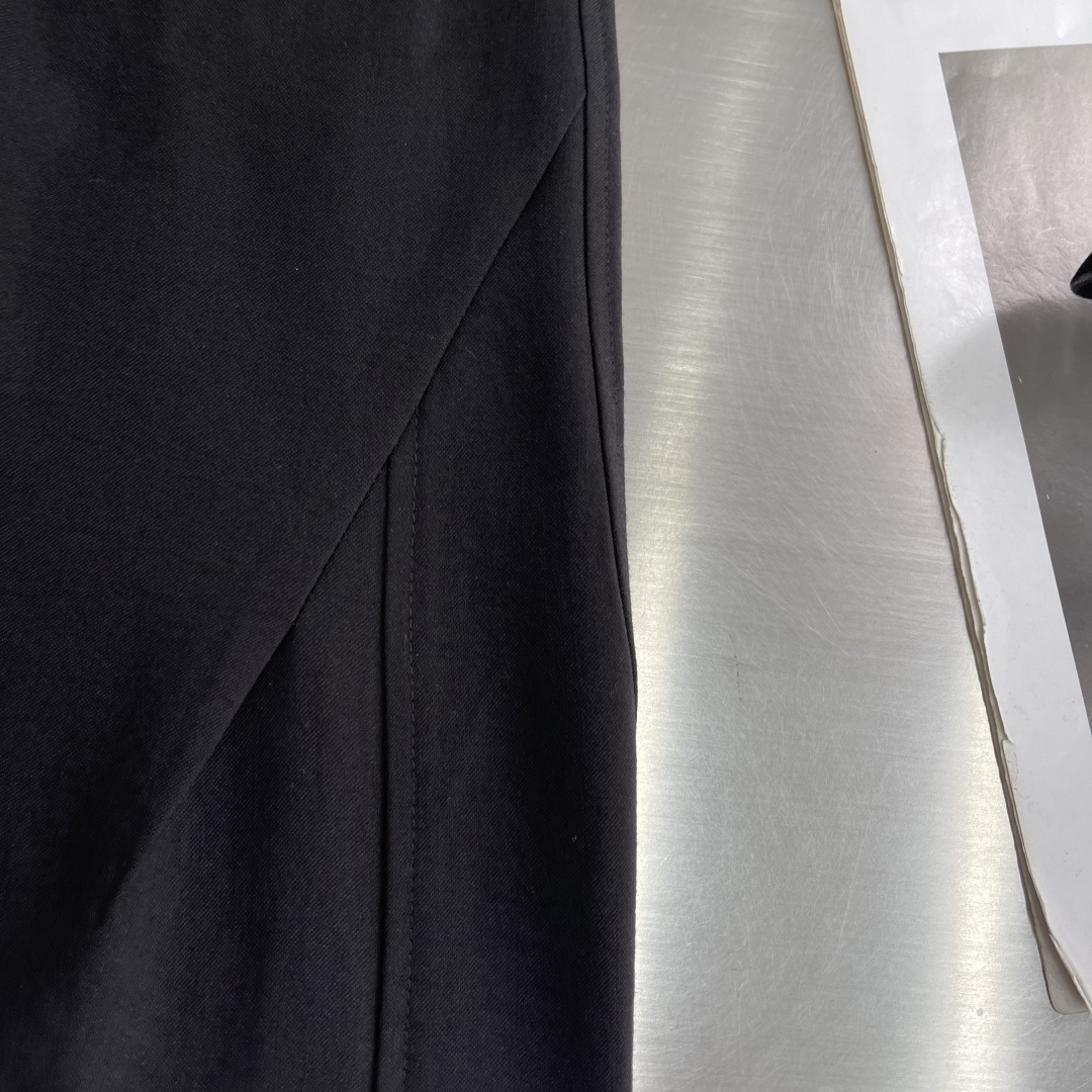 -Loro Piana     新款老钱风休闲裤，采用高定混纺麻料面料，超级舒适透气！后口袋标识点缀，版
