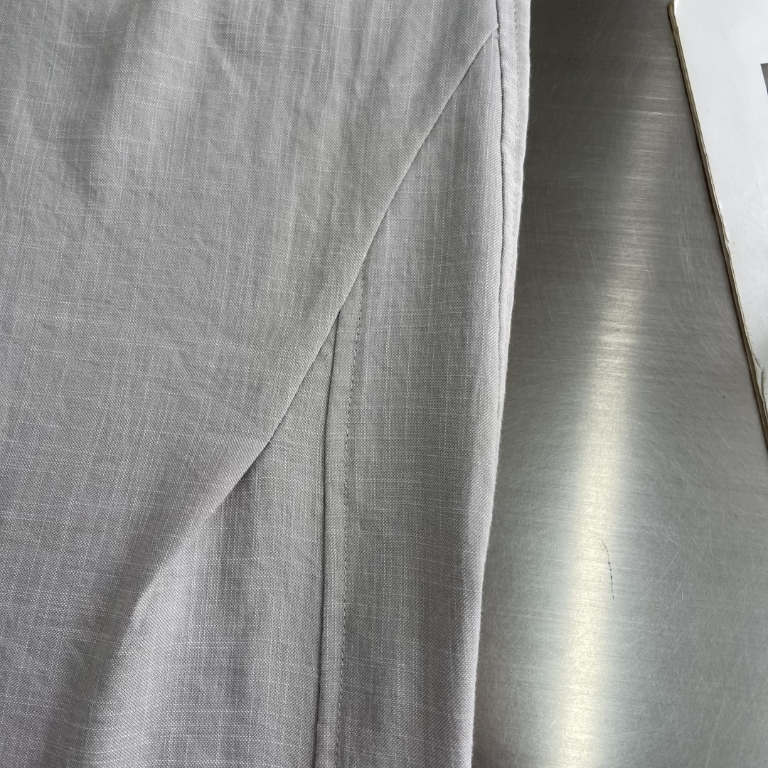 -Loro Piana     新款老钱风休闲裤，采用高定混纺麻料面料，超级舒适透气！后口袋标识点缀，版