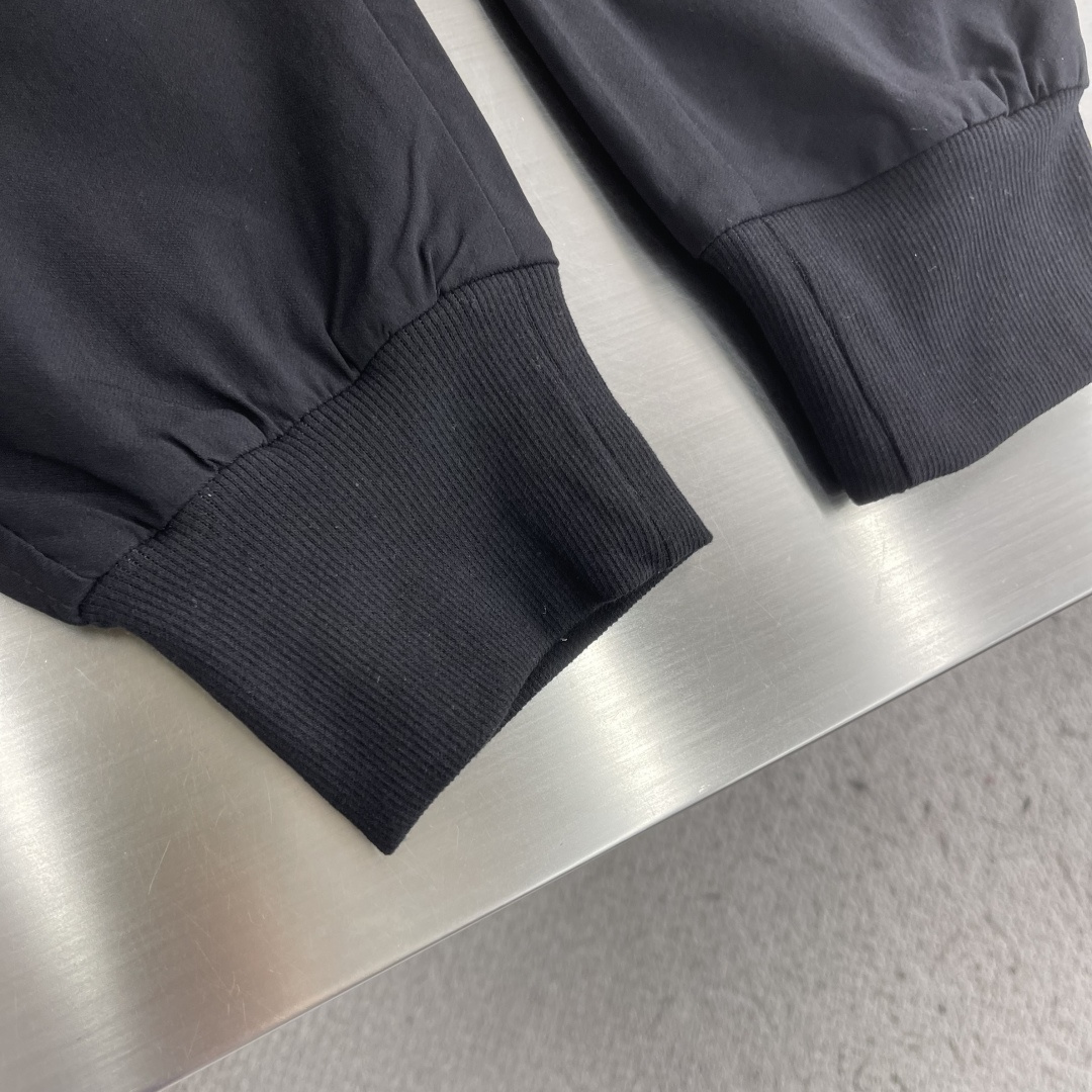 -Stone Island     工装风休闲长裤，采用高弹棉质面料，超级亲肤舒适，两侧工装口袋设计，上