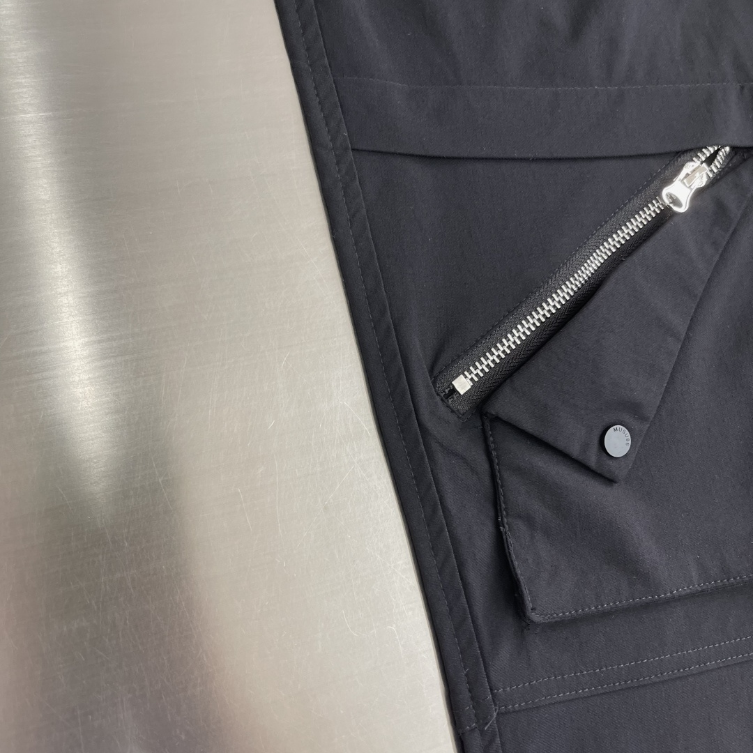 -Stone Island     工装风休闲长裤，采用高弹棉质面料，超级亲肤舒适，两侧工装口袋设计，上