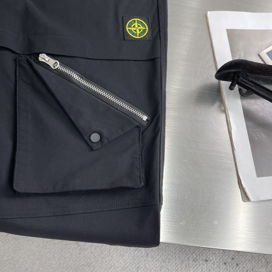 -Stone Island     工装风休闲长裤，采用高弹棉质面料，超级亲肤舒适，两侧工装口袋设计，上