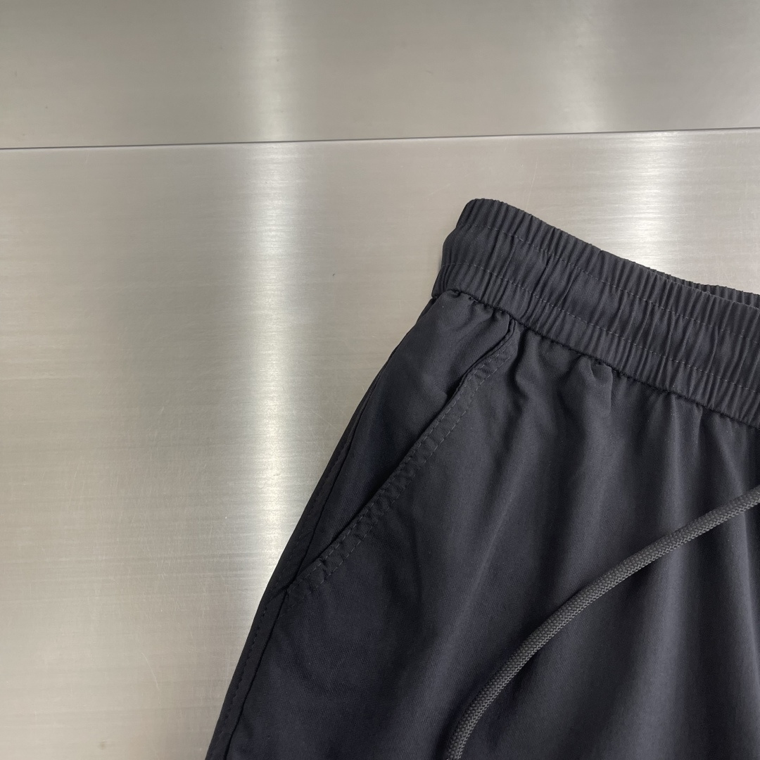 -Stone Island     工装风休闲长裤，采用高弹棉质面料，超级亲肤舒适，两侧工装口袋设计，上
