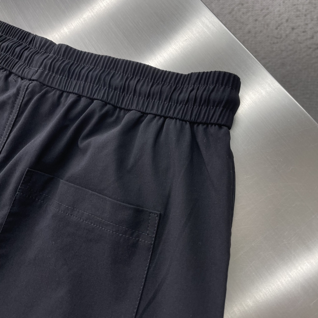 -Stone Island     工装风休闲长裤，采用高弹棉质面料，超级亲肤舒适，两侧工装口袋设计，上