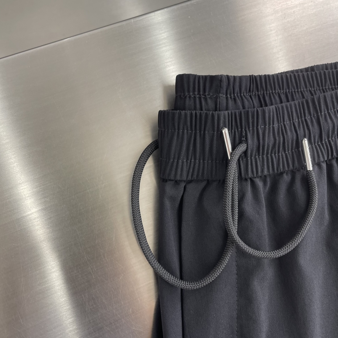 -Stone Island     工装风休闲长裤，采用高弹棉质面料，超级亲肤舒适，两侧工装口袋设计，上