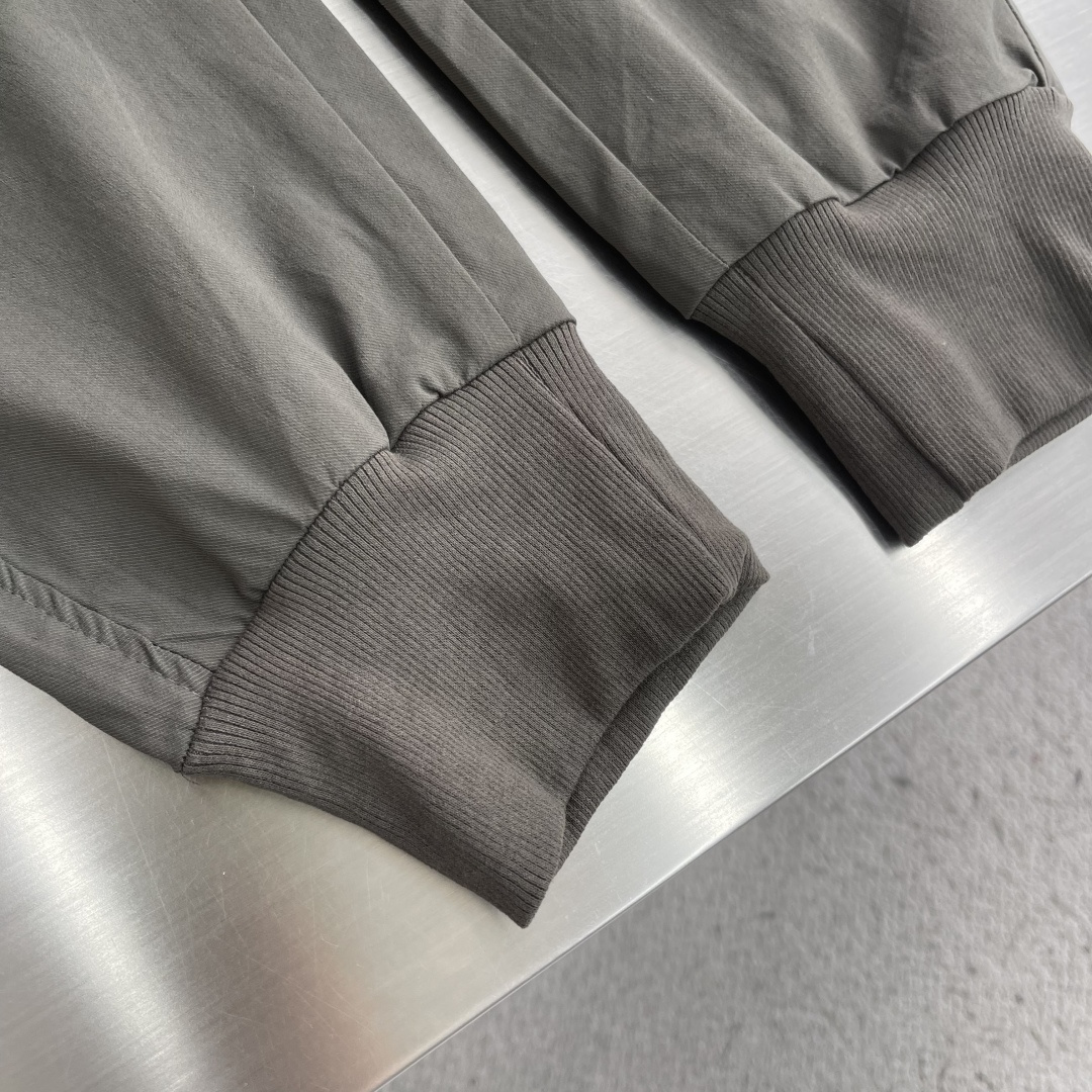 -Stone Island     工装风休闲长裤，采用高弹棉质面料，超级亲肤舒适，两侧工装口袋设计，上