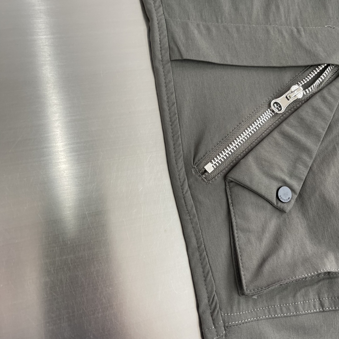 -Stone Island     工装风休闲长裤，采用高弹棉质面料，超级亲肤舒适，两侧工装口袋设计，上