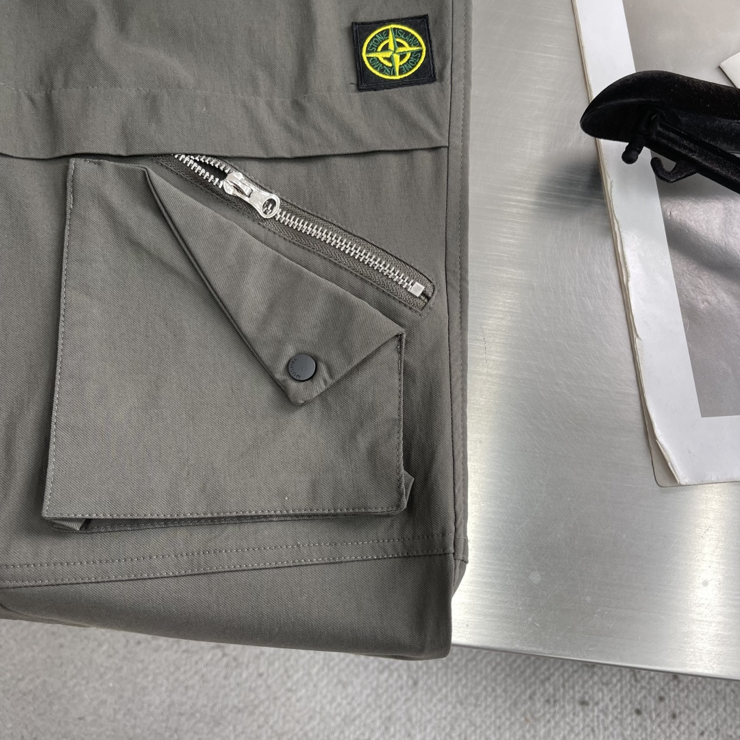 -Stone Island     工装风休闲长裤，采用高弹棉质面料，超级亲肤舒适，两侧工装口袋设计，上