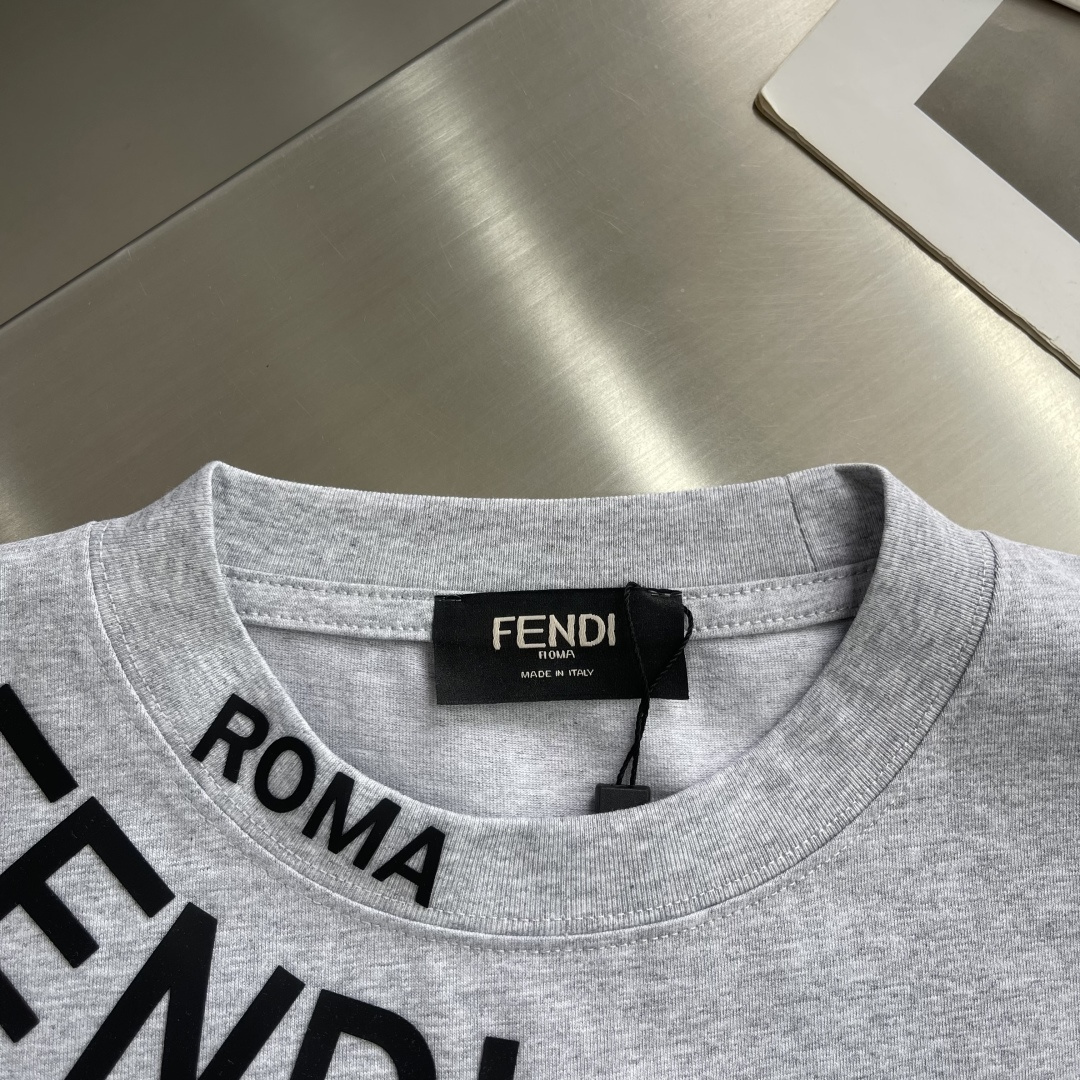 领口斜向FENDI+ROMA经典标识,极简高级版型 3