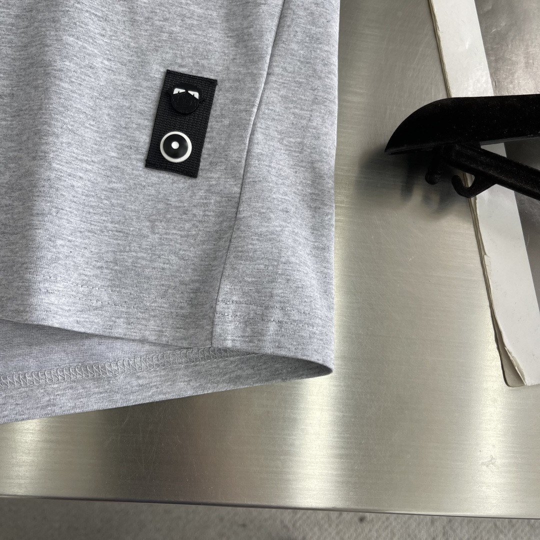 领口斜向FENDI+ROMA经典标识,极简高级版型 7