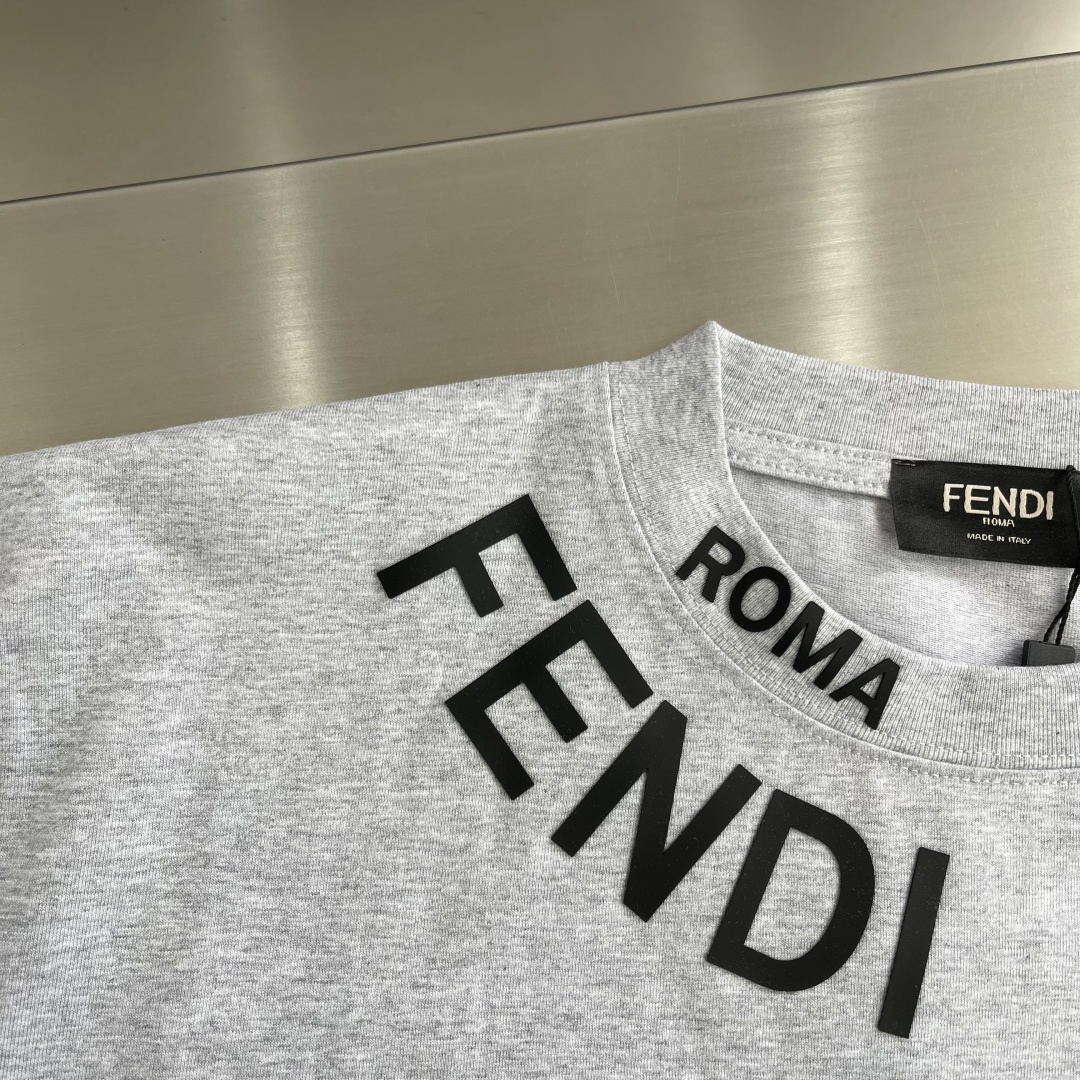 领口斜向FENDI+ROMA经典标识,极简高级版型 4