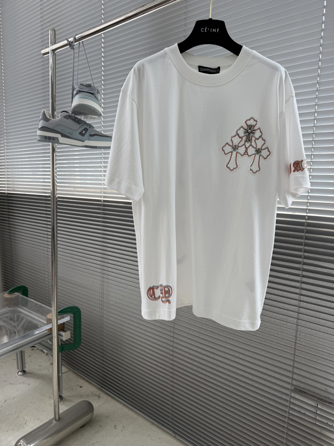 NO:917455,-CH Crow Heart  The 2026 spring and summer short sleeves feature cross Sanskrit three-dimensional embroidery as the main theme, and cleverly integrate the corresponding logo counter elements on the front and back panels, breaking the monotony of traditional short sleeves and highlighting individuality and uninhibitedness. The three-dimensional tailoring fits the body shape, and the design is neat and stylish, easily elongating the leg lines, creating a casual and free casual style.  The high-quality fabric is comfortable and warm, has both thermal insulation and comfort, and is suitable for daily outings or light outdoor scenes. The triangular jacquard embellishment on the back adds a fashionable texture. Whether it is a casual look with a T-shirt and jeans, or a mixed style with a layer, it can be easily managed. It is an indispensable fashion item in the transitional season between spring and summer.  Same style for men and women, sizes S-XXL, S wears to 135, M wears to 150 pounds, L wears to 165 pounds, XL wears to 180 pounds, 2XL wears to 200 pounds, chrome hearts, jeans, T-shirt, tees, t-shirt,19860909-CH 克罗心 2026春夏短袖,以十字梵文贴皮立体刺绣为主调,巧妙融入前后幅对应logo专柜元素,打破传统短袖的单调感,彰显个性与不羁.立体剪裁贴合身形,设计利落有型,轻松拉长腿部线条,打造随性洒脱的休闲风格.优质面料舒适保暖,兼具保温性与舒适感,适合日常出街或轻户外场景.细节后背三角提花点缀,增添时尚质感,无论是搭配T恤牛仔裤的休闲look,还是叠的混搭风,都能轻松驾驭,是春夏过渡季不可或缺的时尚单品. 男女同款 尺码S-XXL S穿到135 M穿到150斤 L穿到165斤 XL 穿到180斤 2XL穿到200斤,,chrome hearts,jeans,T-shirt,tees，t-shirt,,Men's clothing