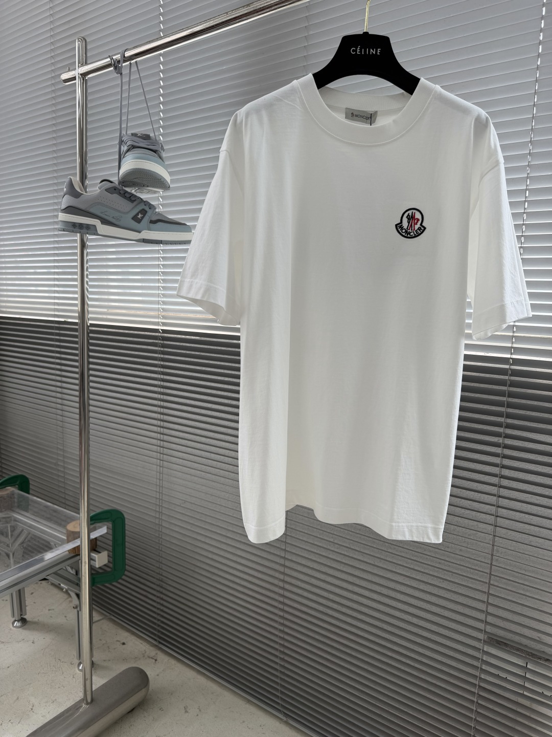 NO:917453,-mon  The 2026 spring and summer short-sleeves are mainly based on woven embroidery, and cleverly incorporate the corresponding logo counter elements on the front and back panels, breaking the monotony of traditional short-sleeves and highlighting individuality and uninhibitedness. The three-dimensional tailoring fits the body shape, and the design is neat and stylish, easily elongating the leg lines, creating a casual and free casual style. High-quality fabrics  Comfortable and warm, with both thermal insulation and comfort, it is suitable for daily outings or light outdoor scenes. The triangular jacquard embellishment on the back adds a fashionable texture. Whether it is a casual look with a T-shirt and jeans, or a layered mix and match style, it can be easily controlled. It is an indispensable fashion item in the transitional season between spring and summer.  Color White Black Size S-XXL,,jeans,T-shirt,tees,t-shirt,19860909-mon 2026春夏短袖,以编织绣为主调,巧妙融入前后幅对应logo专柜元素,打破传统短袖的单调感,彰显个性与不羁.立体剪裁贴合身形,设计利落有型,轻松拉长腿部线条,打造随性洒脱的休闲风格.优质面料舒适保暖,兼具保温性与舒适感,适合日常出街或轻户外场景.细节后背三角提花点缀,增添时尚质感,无论是搭配T恤牛仔裤的休闲look,还是叠的混搭风,都能轻松驾驭,是春夏过渡季不可或缺的时尚单品. 颜色白色 黑色 尺码S-XXL,,jeans,T-shirt,tees，t-shirt,,Men's clothing