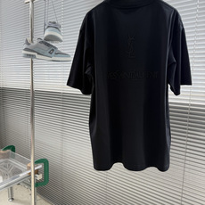 -YSL 2026春夏短袖,以编织绣为主调,巧妙融入前后幅对应logo专柜元素,打破传统短袖的单调 -YSL 2026春夏短袖,以编织绣为主调,巧妙融入前后幅对应logo专柜元素,打破传统短袖的单调