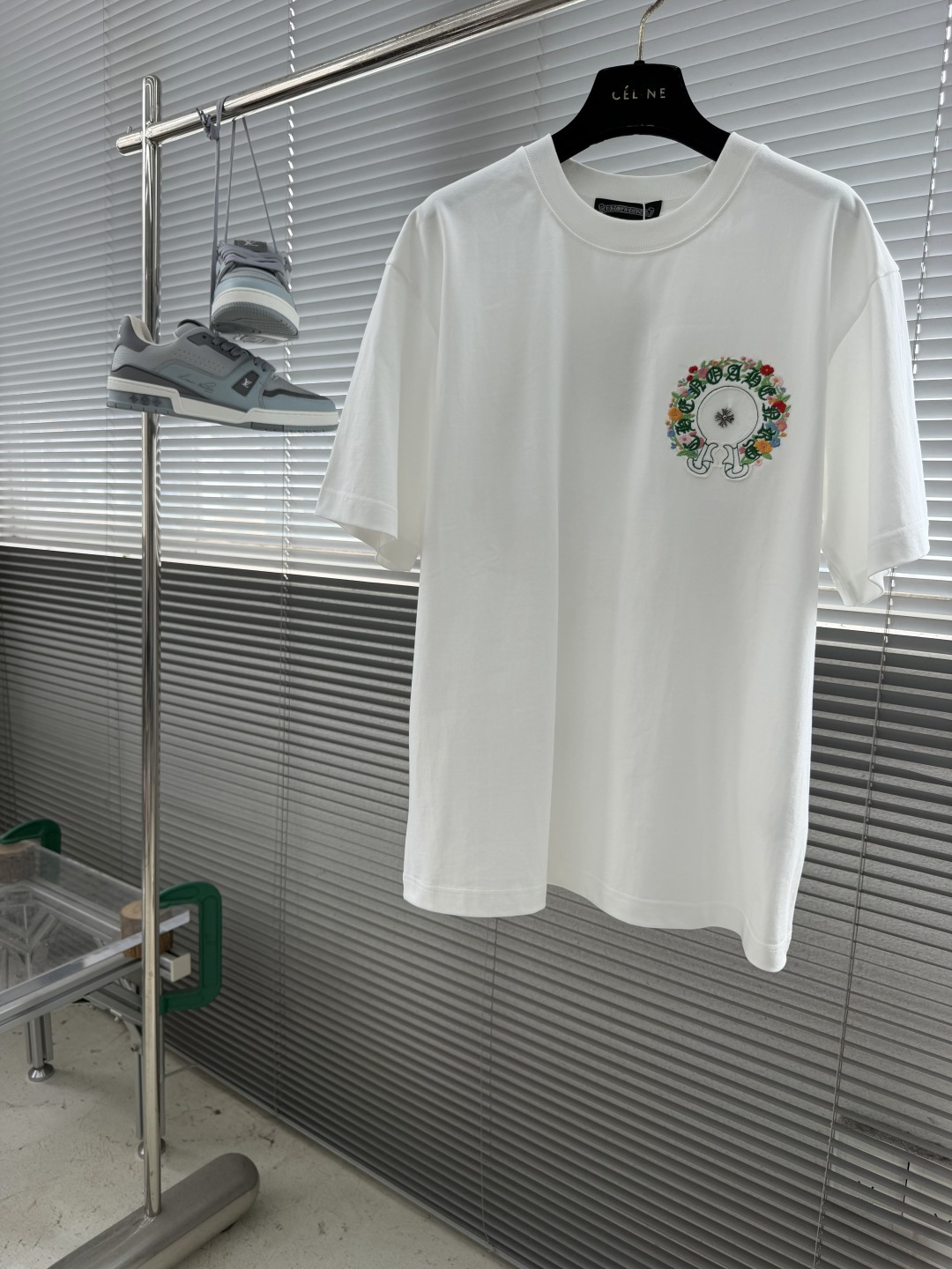 NO:917451,-CH Crow Heart  The 2026 spring and summer short sleeves are based on the three-dimensional embroidery of cross flowers and Sanskrit, and are cleverly integrated into the front and back panels with corresponding logo counter elements, breaking the monotony of traditional short sleeves and highlighting individuality and uninhibitedness. The three-dimensional tailoring fits the body shape, and the design is neat and stylish, easily elongating the leg lines, creating a casual and free casual style.  The high-quality fabric is comfortable and warm, has both thermal insulation and comfort, and is suitable for daily outings or light outdoor scenes. The triangular jacquard embellishment on the back adds a fashionable texture. Whether it is a casual look with a T-shirt and jeans, or a mixed style with a layer, it can be easily managed. It is an indispensable fashion item in the transitional season between spring and summer.  Same size for men and women: S-XXL S wears to 135 M wears to 150 pounds L wears to 165 pounds XL wears to 180 pounds 2XL wears to 200 pounds, chrome hearts, jeans, T-shirt, tees, t-shirt,19860909-CH 克罗心 2026春夏短袖,以十字花卉梵文立体刺绣为主调,巧妙融入前后幅对应logo专柜元素,打破传统短袖的单调感,彰显个性与不羁.立体剪裁贴合身形,设计利落有型,轻松拉长腿部线条,打造随性洒脱的休闲风格.优质面料舒适保暖,兼具保温性与舒适感,适合日常出街或轻户外场景.细节后背三角提花点缀,增添时尚质感,无论是搭配T恤牛仔裤的休闲look,还是叠的混搭风,都能轻松驾驭,是春夏过渡季不可或缺的时尚单品. 男女同款 码数:S-XXL S穿到135 M穿到150斤 L穿到165斤 XL 穿到180斤 2XL穿到200斤,,chrome hearts,jeans,T-shirt,tees，t-shirt,,Men's clothing