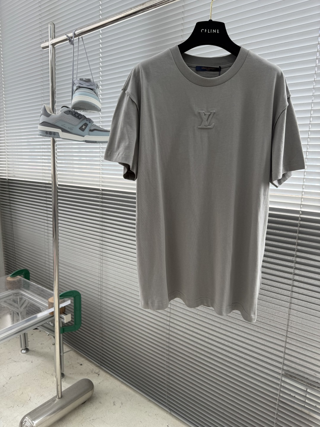 NO:912809,- Donkey brand embossed logo short sleeves are made of 32-count double-yarn combed cotton. The threads are made of 1*1 matching Solona. Original custom 11 1V logo embossing mold, same proportion size and thickness. This T-shirt is made of soft cotton knitting, with brand elements to light up the classic design. The shoulder stitching and the mulberry silk intarsia label on the back show an inside-out effect, and the silicone LV logo embroidery adds to the brand style. Size S M L XL Bust  108112116 Length 70727476 Shoulder width 50515253,,louis vuitton,louis vuitton,T-shirt,tees,t-shirt,19860909-驴牌 压花标识短袖 采用32支双纱精梳棉. 螺纹采用1*1配套索罗娜. 原版定制11 1V标识压花模具,同比例尺寸与厚薄度. 本款T恤取材柔软棉布针织,以品牌元素点亮经典设计.肩头缝线和背后的桑蚕丝嵌花标签呈现内外翻转效果,硅质LV标识刺绣再添品牌格 调. 码数S M L XL 胸围 108112116 衣长70727476 肩宽50515253,,louis vuitton,louis vuitton,T-shirt,tees，t-shirt,,Men's clothing