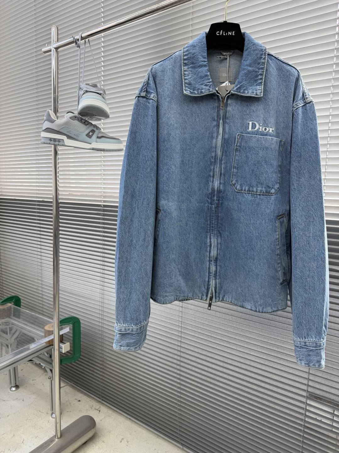 NO:912816,Top - Dio embroidered workwear denim zipper jacket, cotton denim, 12 ounces high weight twill. The original custom-made electroplated alloy buttons are engraved with the CD logo of the brand. The zipper uses electroplating distressing technology, and the brand logo is laser engraved on the surface. The leather label is made of first-layer cowhide composite, and the surface is embossed with a customized original alphabet logo. 3D three-dimensional embroidery process, the whole stitch count is about 1800 stitches. Ready-made garments are washed, and multiple potions are used to stir-fry the same color as the original.  This zippered jacket is a new product of the 2026 summer men's wear series, a new interpretation of a classic item. It is carefully made of blue cotton twill fabric, equipped with a chest patch pocket, partially covered with Dio* embroidery, and decorated with a Dio* leather patch on the collar, making it unique. The zipper closure and loose cut can be layered with a T-shirt to create a casual look. Dio* embroidery. Dio* leather patch wide-angle collar.  Two-way zipper closure, with zipper pull chest patch pocket decorated with Dio* logo. Elastic design on the back bottom side welt pockets. Size 46 48 50 52 Bust 110 114 118 122 Length 64666870 Shoulder width 48495051, dior, jackets & coats, jackets & coats, tees, t-shirt, cowhide,19860909上衣 -Dio 刺绣工装牛仔拉链外套 绵牛仔布,12盎高克重斜纹. 原版定制电镀合金纽扣面上刻日品牌CD标识logo. 拉链采用电镀做旧工艺,面上激光刻字品牌标识.皮标采用头层牛皮复合,面上压花工艺定制原版字母表标识. 3D立体刺绣工艺,整针数约1800针. 成衣洗水,多重药水炒出原版同配色. 这款拉链夹克是二零二六夏季男装系列新品,全新演绎经典单品.采用蓝色棉质斜纹面料精心制作,搭配胸前贴袋,局部遮盖着Dio*刺绣,衣领上饰以Dio*皮革补丁,别具一格.拉链开合,宽松剪裁,可与T恤叠搭,打造休闲的造型. Dio*刺绣. Dio*皮革补丁宽角领. 双向拉链开合,搭配饰以Dio*标志的拉链头胸前贴袋.后侧底边弹力设计侧面贴边口袋. 码数46 48 50 52 胸围 110 114 118 122 衣长64666870 肩宽48495051,,dior,jackets & coats,jackets & coats,tees，t-shirt,cowhide,,Men's clothing