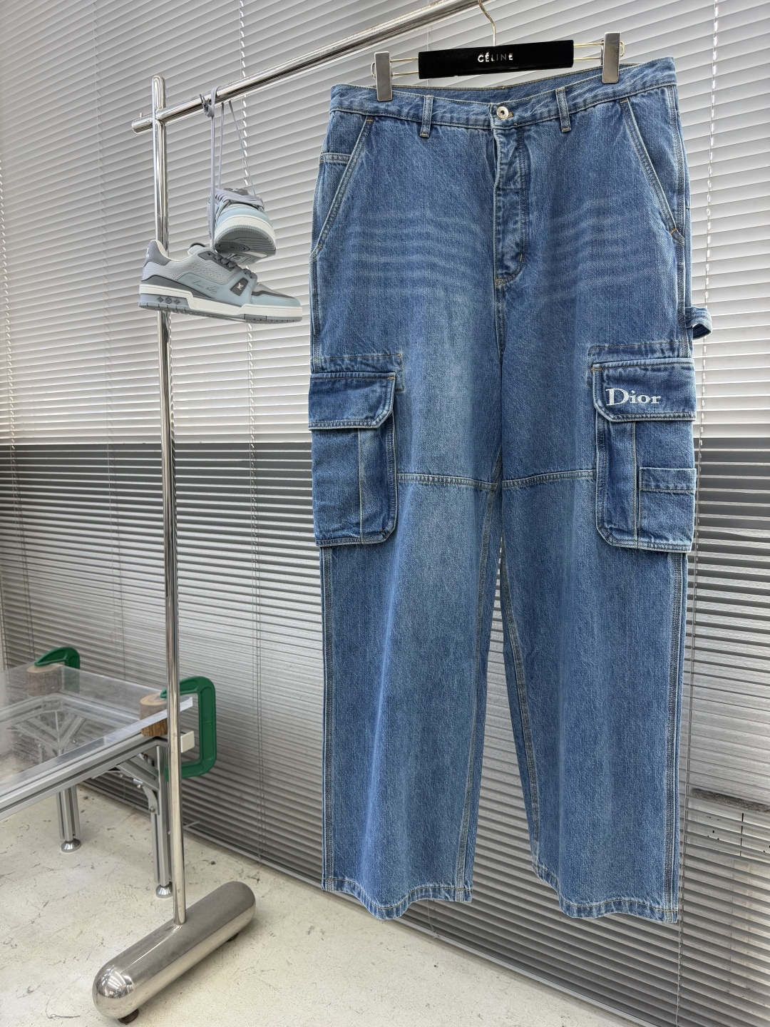 NO:912813,-Dio embroidered work jeans are made of cotton denim, 12 ounces high weight twill. The original custom electroplated alloy buttons are engraved with the brand CD logo. The leather label is made of first-layer cowhide composite, and the surface is embossed with a customized original alphabet logo. 3D three-dimensional embroidery process, the whole stitch number is about 1800 stitches. Ready-made clothes are washed, and multiple potions are used to stir-fry the same color as the original.  These work jeans pay homage to a classic piece with a utilitarian style. Crafted from blue cotton twill, they feature cargo pockets on the sides and a Dio* leather patch. Wear them with a hooded sweatshirt for a casual look. Dio* embroidery. Dio* leather patch belt loops. Concealed button fastening with metal CD buttons Side cargo pockets Side slit pockets Rear patch pockets. Size 46 48 50 52 Seat measurement 110 114  118 122 Waist 80848892 Pants length 110 112 114116,,dior,jeans,cowhide,hats,19860909-Dio刺绣工装牛仔裤 采用绵牛仔布,12盎高克重斜纹. 原版定制电镀合金纽扣面上刻日品牌CD标识logo.皮标采用头层牛皮复合,面上压花工艺定制原版字母表标识. 3D立体刺绣工艺,整针数约1800针. 成衣洗水,多重药水炒出原版同配色. 这款工装牛仔裤致敬实用风格的经典单品.采用蓝色棉质斜纹面料精心制作,裤腿两侧设有工装口袋,搭配一个Dio*皮革标牌.可与连帽运动衫搭配穿着,打造休闲造型. Dio*刺绣. Dio*皮革标牌腰带环. 隐藏式纽扣开合搭配CD金属纽扣侧面工装口袋侧面斜插口袋后侧贴袋. 码数46 48 50 52 坐围 110 114 118 122 腰围80848892 裤长 110 112 114116,,dior,jeans,cowhide,hats,,Men's clothing