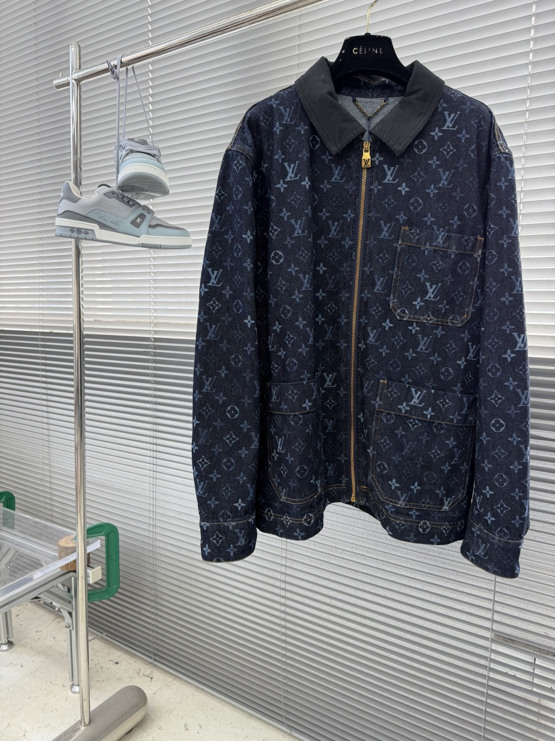 NO:912798,Tops and trousers -Donkey brand 26 new early autumn series Monogram lapel denim zipper jacket men's high version!  Size S.M.L.XL Length 71717272 Shoulder width 48505254 Bust 114 122 126,,louis vuitton,jackets & coats,jackets & coats,19860909上衣 长裤 -驴牌 26新款早秋系列 Monogram翻领牛仔拉链夹克外套 男款 高版本！ 码数S.M.L.XL 衣长71717272 肩宽48505254 胸围 114 122 126,,louis vuitton,jackets & coats,jackets & coats,,Men's clothing