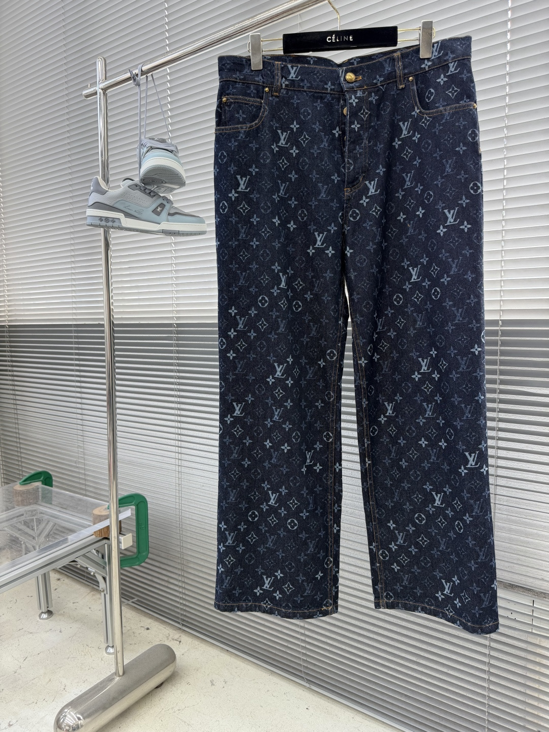 NO:912800,Trousers and tops -Donkey brand 26 new Monogram early autumn series full-print denim trousers for men, high version. Size S.M.L.19860909长裤 上衣 -驴牌 26新款Monogram 早秋系列 满印字母牛仔长裤 男款 高版本. 码数S.M.L.XL 裤长 106 106 107 107 腰围82869094 臀围 114 122 126,,louis vuitton,,Men's clothing