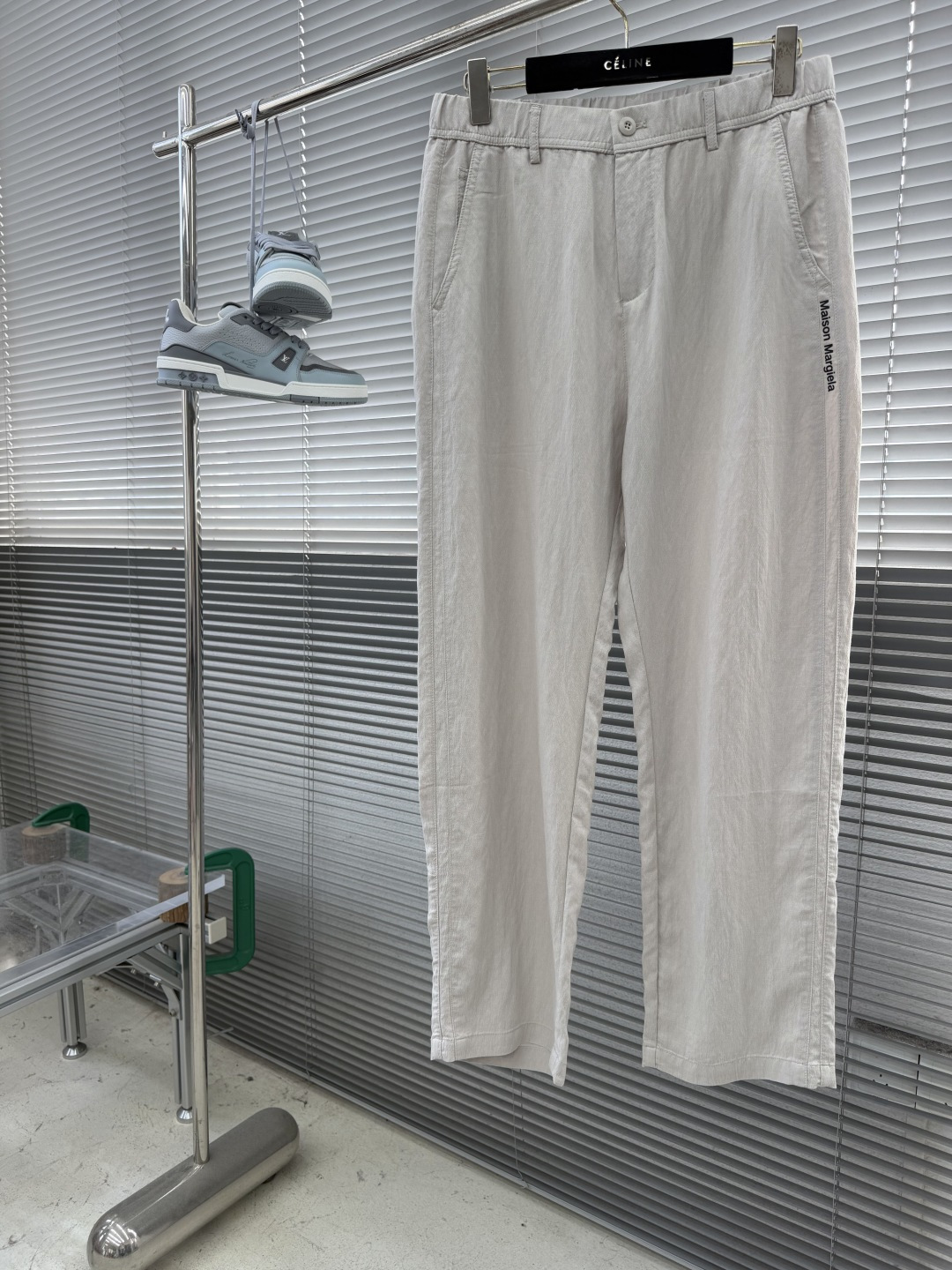 NO:914334,-MM6 Margiela's new old-money style trousers, made of high-definition blended linen fabric, are super comfortable and breathable!  The back pocket is embellished with logos, and the upper body effect is full of style!  For both business and leisure use, color black, light gray, size M-3XL, masion margiela, masion margiela,19860909-MM6 马吉拉 新款老钱风小西裤,采用高定混纺麻料面料,超级舒适透气！后口袋标识点缀,版型上身效果洋气十足！商务休闲两用, 颜色黑色、浅灰 码数M-3XL,,masion margiela,masion margiela,,Men's clothing