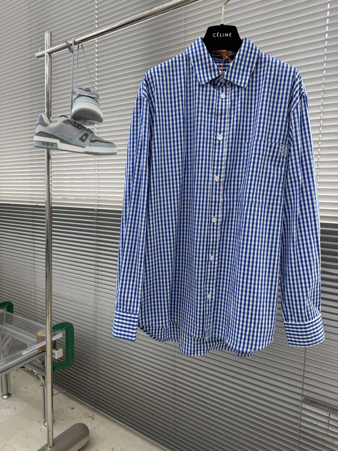 NO:912805,-LOEW Anagram embroidered plaid shirt, custom-made cloud plaid cotton, crisp and stylish, skin-friendly and comfortable. Cobalt blue and off-white interweave into a clear sky plaid, which resembles the morning mist of the Iberian Peninsula. It is smudged with relaxed and noble summer soft light. The chest patch pocket is embellished with precision embroidery. The LOEW* iconic Anagram logo is engraved. The brand genes are quietly revealed in the plaid. The quiet color shows a low-key and luxurious identity. Imported machine embroidery technology is used.  Use advanced computer control system and precision mechanical components to realize Loew* Anagram embroidery operation with high precision, smooth and delicate lines. Infrared positioning cutting machine achieves precise positioning of materials through infrared transmitters and infrared receivers. The accuracy can reach the micron level, thereby meeting the effect of high-precision cutting of plaid alignment and strip alignment. The fabrics have been fermented and have a better hand feel and texture. Not easy to deform, not easy to shrink, not easy to fade, and maintain long-term beauty. Number of yards 38 39 40 41  Length 77787980 Shoulder width 52535455 Bust 118 122 126 130,,loewe,shirts,19860909-LOEW Anagram 刺绣格纹衬衫 定制云絮格纹棉 挺括有型 亲肤舒适 钴蓝与米白交织成晴空格纹 似伊比利亚半岛晨雾漫海 晕染松弛矜贵的夏日柔光 胸前贴袋缀以精密刺绣 镌刻LOEW*标志性Anagram标识 于格纹间悄然显露品牌基因 不动声色间彰显低调奢贵的身份印记 采用进口机刺绣工艺 使用先进的计算机控制系统和精密的机械部件 实现Loew* Anagram刺绣作业 精度高 线条流畅而细腻 红外线定位裁床 通过红外发射器和红外接收器来实现对材料的精准定位 精度可达到微米级别 从而满足格纹对条对位高精度裁剪的效果 面料都经过酵洗 手感质感更佳 不易变形 不易缩水 不易褪色 保持长久的美观 码数 38 39 40 41 衣长77787980 肩宽52535455 胸围 118 122 126 130,,loewe,shirts,,Men's clothing