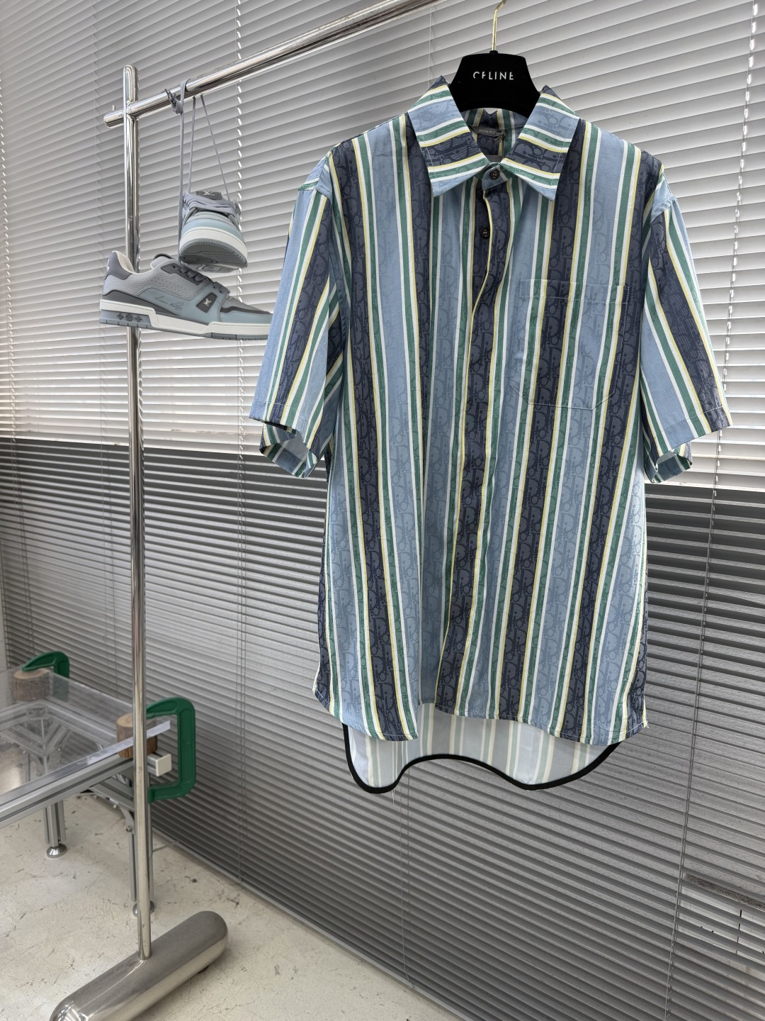 NO:912799,Tops Shorts - Dio 26's new shorts show off your style. From the Dioriviera limited series, they are decorated with the Dio* Oblique Sun Stripes pattern. The classic Dior pattern is reinterpreted in different stripe combinations, highlighting the extraordinary craftsmanship of the Dio* atelier and also reflecting the modern perspective of Jonathan Anderson. Crafted from blue and green cotton and mulberry silk blend fabrics, it can be worn with a matching shirt for a sophisticated look.  Size S.M.L.XL Length 83838484 Shoulder width 47484950 Bust 114 118 122,,dior,shorts,shirts,19860909上衣 短裤 -Dio 26新款短裤彰显个性风格.来自 Dioriviera 限定系列,饰以 Dio* Oblique Sun Stripes 图案.以不同条纹组合设计重新诠释 Dior 经典图案,彰显 Dio* 工坊非凡的精湛工艺,同时也体现乔纳森·安德森 (Jonathan Anderson) 的现代视角.采用蓝色和绿色棉质和桑蚕丝混纺面料精心制作,可与配套的衬衫搭配穿着,打造精致造型. 码数S.M.L.XL 衣长83838484 肩宽47484950 胸围 114 118 122,,dior,shorts,shirts,,Men's clothing