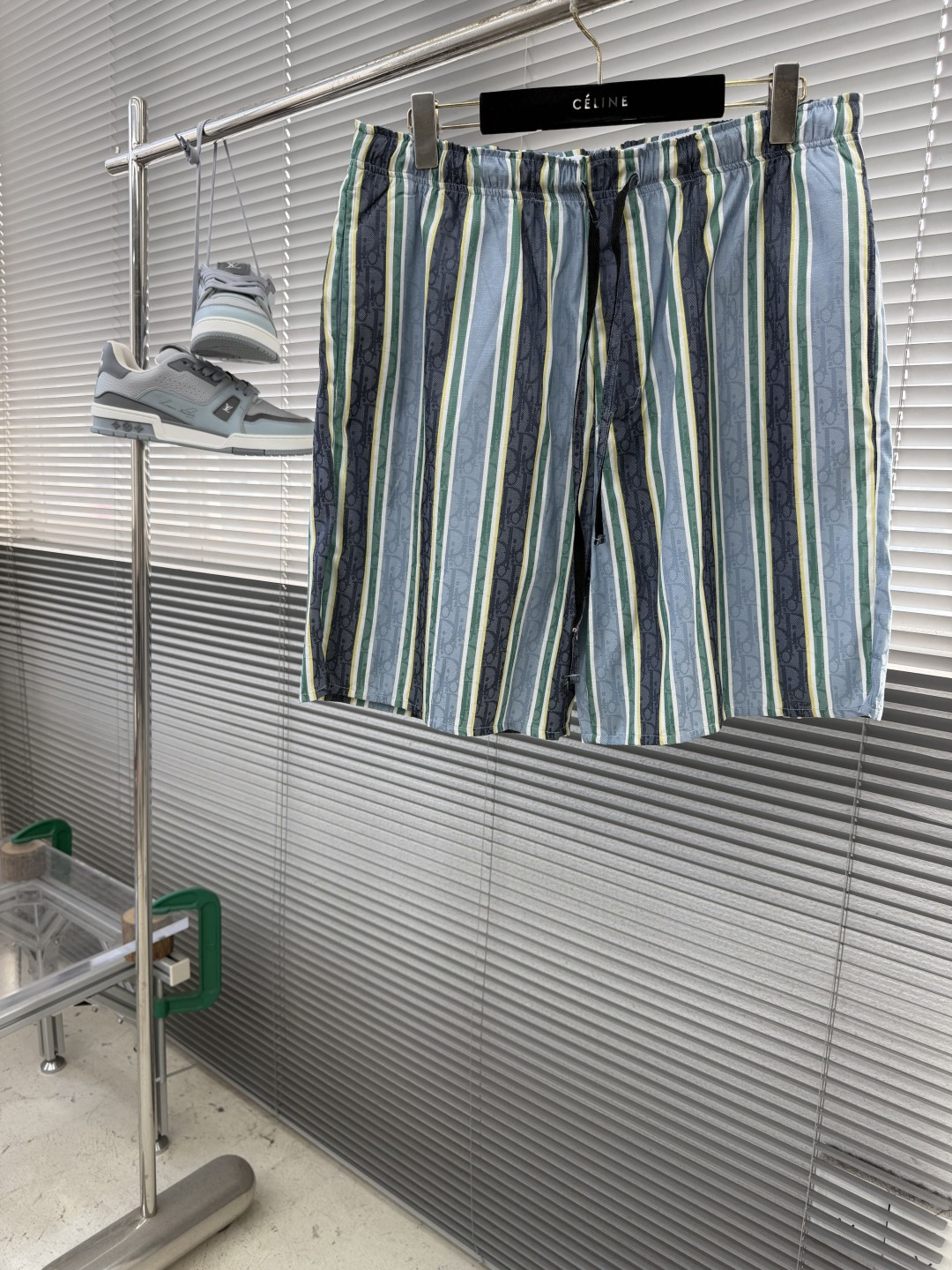 NO:912801,Shorts Tops - Dio 26's new shorts highlight your style. Part of the Dioriviera limited series, decorated with the Dio* Oblique Sun Stripes pattern. Reinterpret Dior's classic pattern with different stripe combinations, highlighting the extraordinary craftsmanship of the Dio* atelier, while also reflecting the modern perspective of Jonathan Anderson. Crafted from a blue and green cotton and mulberry silk blend, it can be worn with a matching shirt for a sophisticated look.  Size S.M.L.XL Pants length 5252.5 53 53.5 Waist 78828690 Hips 114 122 126,,dior,shorts,shirts,19860909短裤 上衣 -Dio 26新款短裤彰显个性风格.来自 Dioriviera 限定系列,饰以 Dio* Oblique Sun Stripes 图案.以不同条纹组合设计重新诠释 Dior 经典图案,彰显 Dio* 工坊非凡的精湛工艺,同时也体现乔纳森·安德森 (Jonathan Anderson) 的现代视角.采用蓝色和绿色棉质和桑蚕丝混纺面料精心制作,可与配套的衬衫搭配穿着,打造精致造型. 码数S.M.L.XL 裤长5252.5 53 53.5 腰围78828690 臀围 114 122 126,,dior,shorts,shirts,,Men's clothing