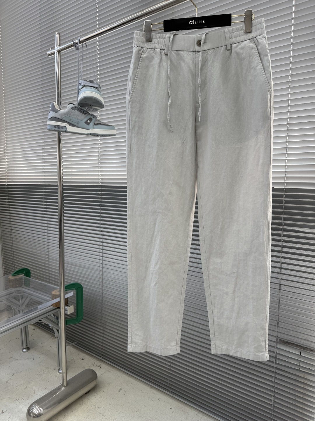 NO:914320,-PRAD light gray elastic sports casual trousers, made of linen blend, fashionable series, unique design, drawstring casual trousers. The yarn has been dyed and spun. A major domestic factory exports to Japan and supplies fabrics from several top brands. It feels soft and waxy, quite wide and stylish, and solves the problem of discoloration after washing. The pants are neat and elegant, size M-3XL,, prada,19860909-PRAD 浅灰色松紧运动休闲裤  材质亚麻混纺 时尚系列,独特设计,抽绳休闲长裤 订纱开始订染和订纺. 国内某大厂出口日本 和供应几大顶级品牌的面料. 手感软糯 , 挺阔有型 , 解决 , 洗涤变色的问题. 裤型利落大气 尺码M-3XL,,prada,,Men's clothing