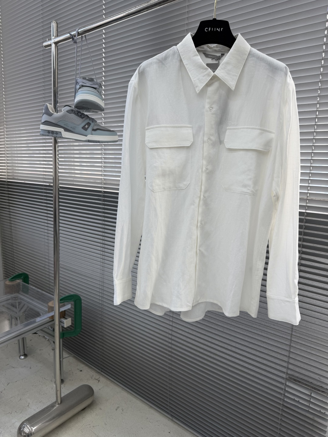 NO:914317,-Dio embroidered detail linen shirt, this shirt is from the Dio* iviera limited series, highlighting a modern look and unique style. Crafted from white hemp fabric, oversized fit, decorated with Dio* embroidery, with flap patch pockets on the chest. Can be worn with classic jeans to create a sophisticated casual look. Size 39 40 41 42 Length 73757779 Bust 112 116 120 124  Shoulder width 43.5 45 46.5 48,,dior,jeans,shirts,19860909-Dio 刺绣细节亚麻衬衫,这款衬衫来自Dio* iviera限定系列,彰显现代造型,别具一格.采用白色大麻面料精心制作,超大版型,饰以Dio*刺绣,搭配胸前翻盖贴袋. 可搭配经典牛仔裤,打造精致的休闲造型. 码数39 40 41 42 衣长73757779 胸围 112 116 120 124 肩宽43.5 45 46.5 48,,dior,jeans,shirts,,Men's clothing