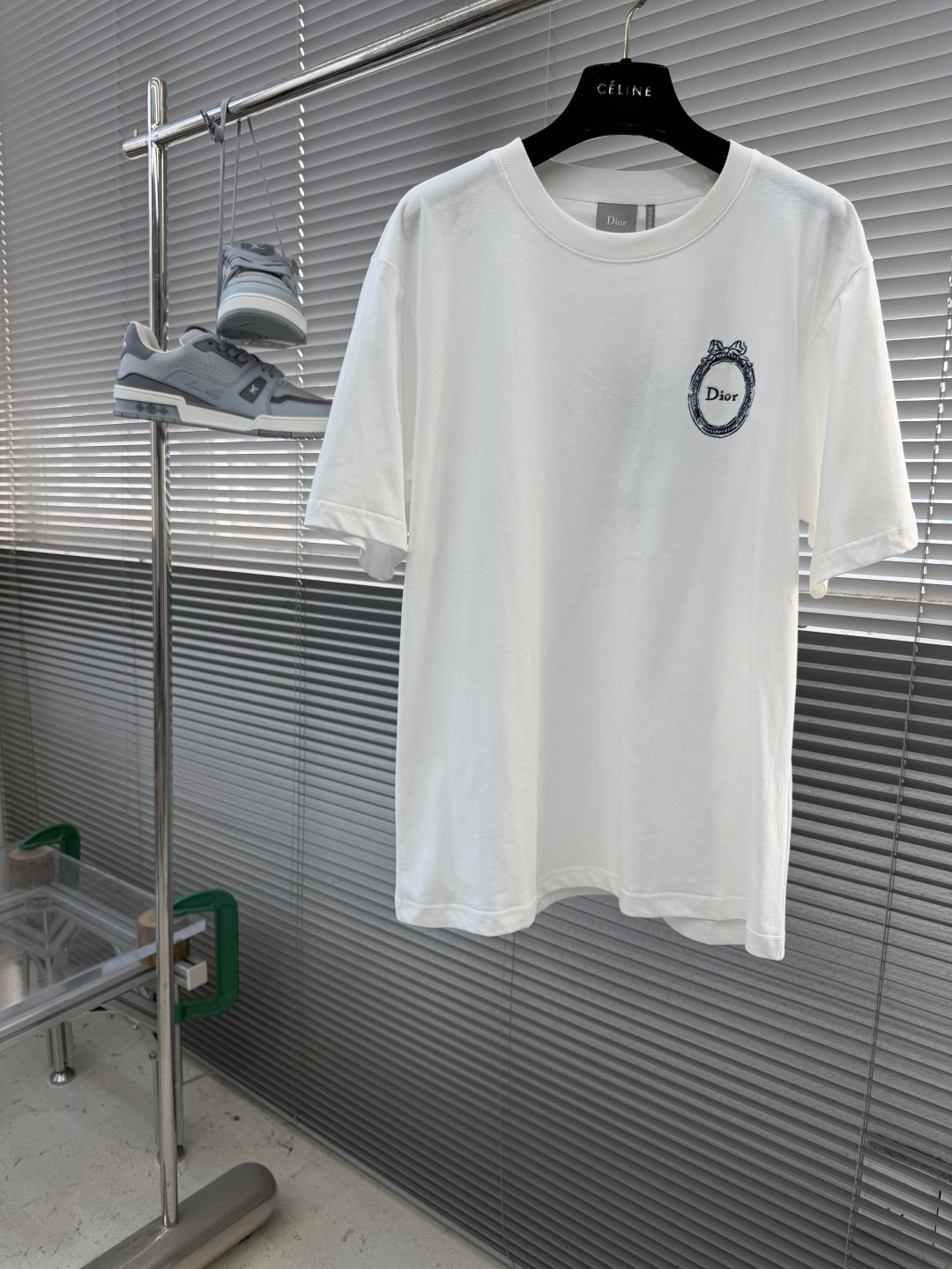NO:914314,-Dio's new embroidered short-sleeved T-shirt, pure cotton material, soft and comfortable, super friendly for daily wear! Butterfly medal embroidery on the chest, exquisite details, perfect brand recognition. Loose fit, tolerant of a variety of body types, it goes well with casual pants or jeans, easy to switch between multiple styles. High-end positioning, suitable for you who pursue quality and fashion! Size S M L XL Length 68707274 Bust 102 106 110 114 Shoulder width 45  46.5 48 49.5,,dior,jeans,T-shirt,tees,t-shirt,19860909-Dio 新款刺绣短袖T恤,纯棉材质,柔软舒适,日常穿着超友好!胸前蝴蝶勋章刺绣,细节精致,品牌辨识度满分.宽松版型,包容多种身材,搭配休闲裤或牛仔裤都很OK,轻松切换多种风格.高端定位,适合追求品质和时尚的你! 码数S M L XL 衣长68707274 胸围 102 106 110 114 肩宽45 46.5 48 49.5,,dior,jeans,T-shirt,tees，t-shirt,,Men's clothing