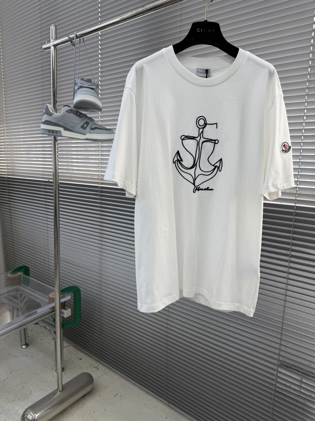 NO:914311,-mon's new spring and summer MOOYEET shirt, made of pure cotton, skin-friendly and breathable, super comfortable to wear in summer! Front anchor pattern + handwritten signature, simple and personalized, with small badges on the cuffs, full of details. Loose fit, tolerant of a variety of body types, it goes well with casual pants or jeans, and can be easily used for daily outings, commuting, and vacations!  Size S M L19860909-mon 春夏新款MOOYEET恤,纯棉材质,亲肤透气,夏天穿超舒服!正面锚图案+手写签名,简约又有个性,袖口还有小徽章点缀,细节满分.宽松版型,包容多种身材,随便搭配休闲裤、牛仔裤都很OK,日常出街、通勤、度假都能轻松驾驭！ 码数S M L XL 衣长71737577 胸围 102 106 110 114 肩宽46.5 48 49.5 51,,jeans,tees，t-shirt,,Men's clothing