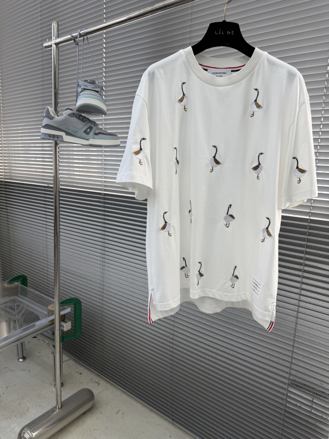 NO:917467,-TB wild goose and flying bird embroidery T-shirt. The fabric is made of 240g pure cotton fabric. Each piece of clothing is pre-shrunk. The upper body is slightly wider and taller. It has a very trendy and fashionable sense. Imported light-sensitive silk thread positioning embroidery. Code number 1.2.3.4,, tees, t-shirt,19860909-TB 大雁飞鸟刺绣T恤 面料采用240g克重纯棉面料 每件衣服都有预缩水处理 上身版型微阔挺拔 极具潮流时尚感 进口光感丝线定位刺绣 码数1.2.3.4,,tees，t-shirt,,Men's clothing