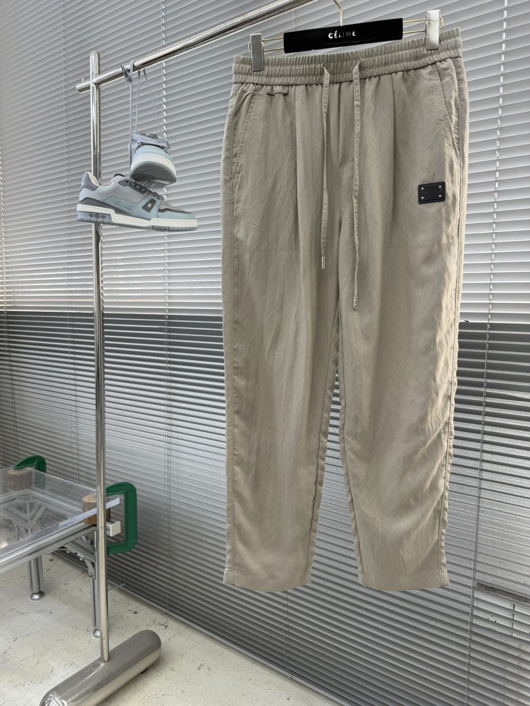 NO:917469,-Loro Piana's new old-money style casual pants are made of high-definition blended linen fabric, super comfortable and breathable!  Leather logo design, the upper body effect is full of style!  For both business and leisure use, color black, khaki, size M-3XL, loro piana,19860909-Loro Piana 新款老钱风休闲裤,采用高定混纺麻料面料,超级舒适透气！皮革logo设计,版型上身效果洋气十足！商务休闲两用, 颜色黑色、卡其 码数M-3XL,,loro piana,,Men's clothing