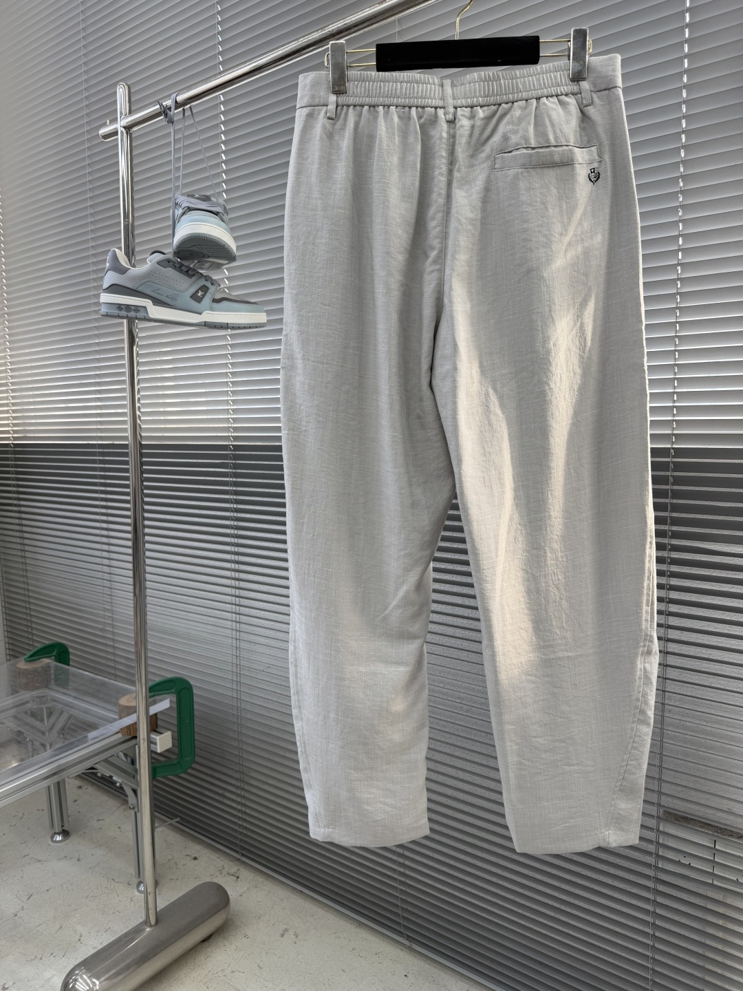 -Loro Piana     新款老钱风休闲裤，采用高定混纺麻料面料，超级舒适透气！后口袋标识点缀，版