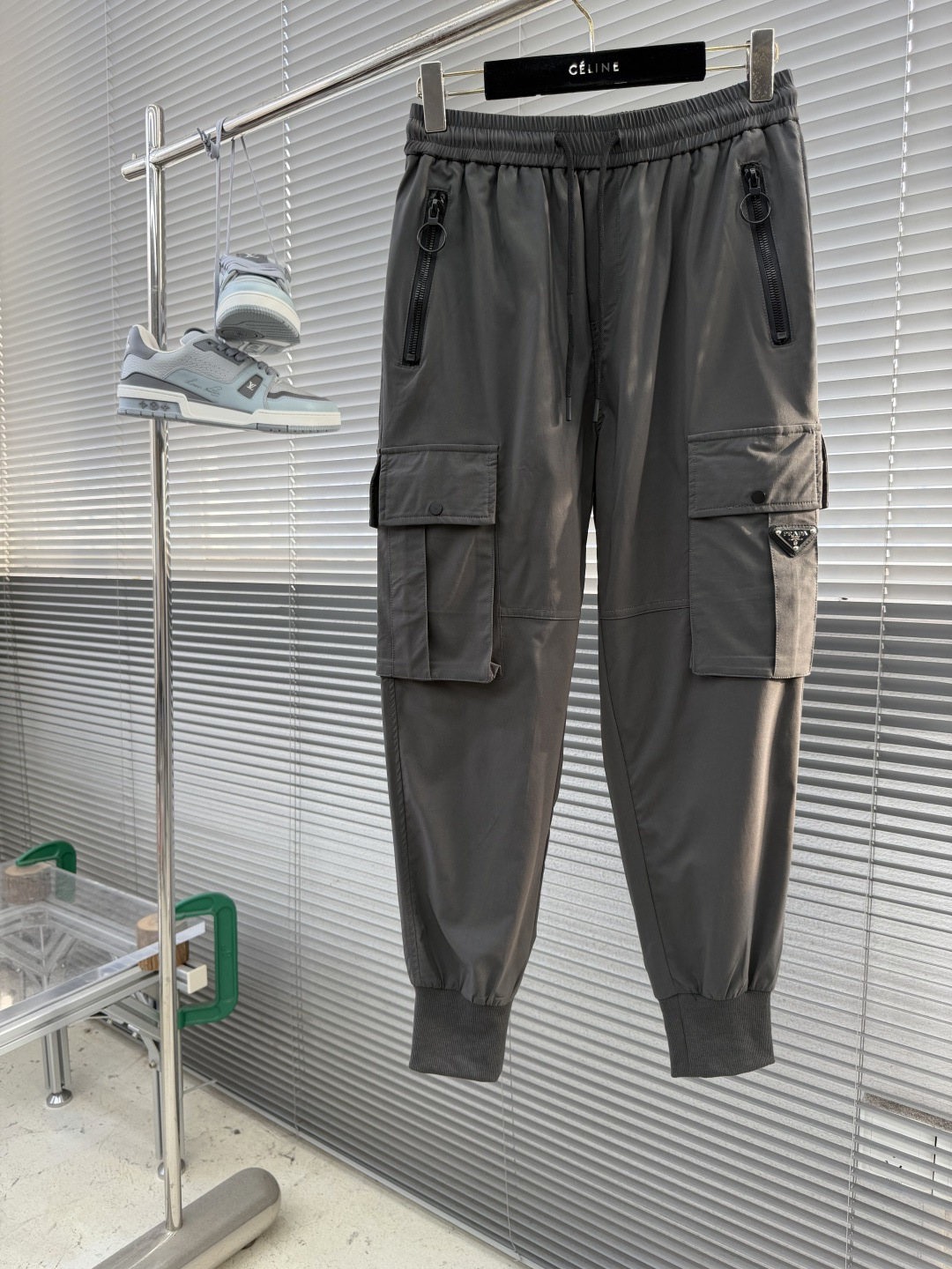 NO:917477,-PRAD 26 new spring and summer casual pants, made of high-elastic cotton fabric, super skin-friendly and comfortable, with work pocket design on both sides, hardware logo, and the upper body effect is super handsome!  Color Black, Gray Size M-3XL,,prada,19860909-PRAD 26春夏新款休闲裤,采用高弹棉质面料,超级亲肤舒适,两侧工装口袋设计,五金logo,上身效果超级帅气！ 颜色黑色、灰色 码数M-3XL,,prada,,Men's clothing