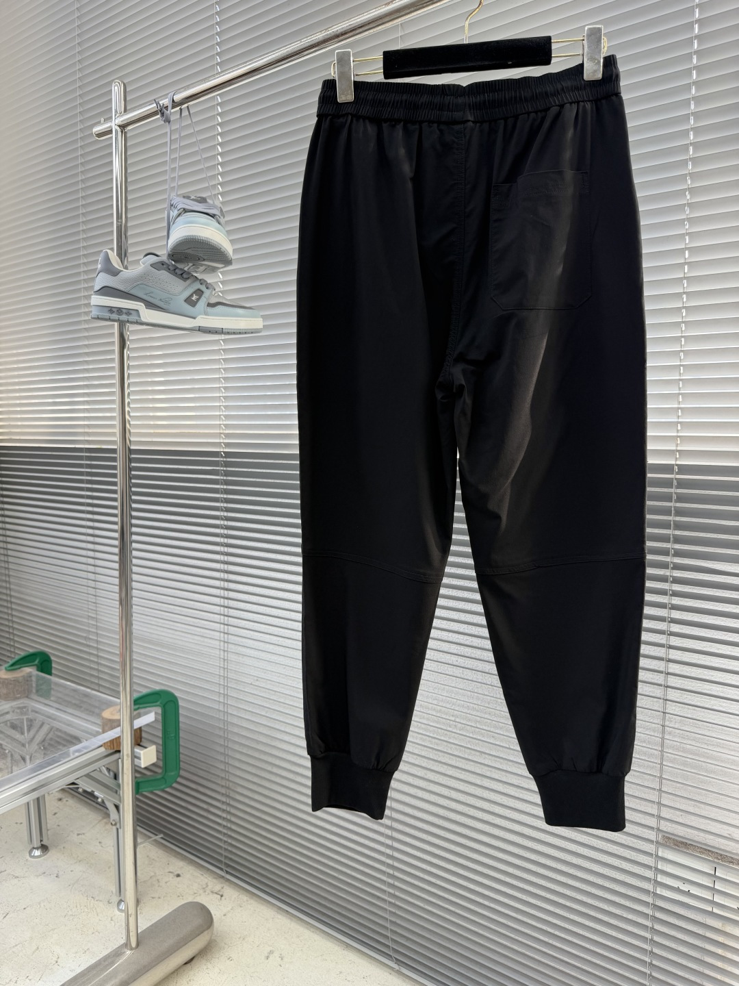 -Stone Island     工装风休闲长裤，采用高弹棉质面料，超级亲肤舒适，两侧工装口袋设计，上