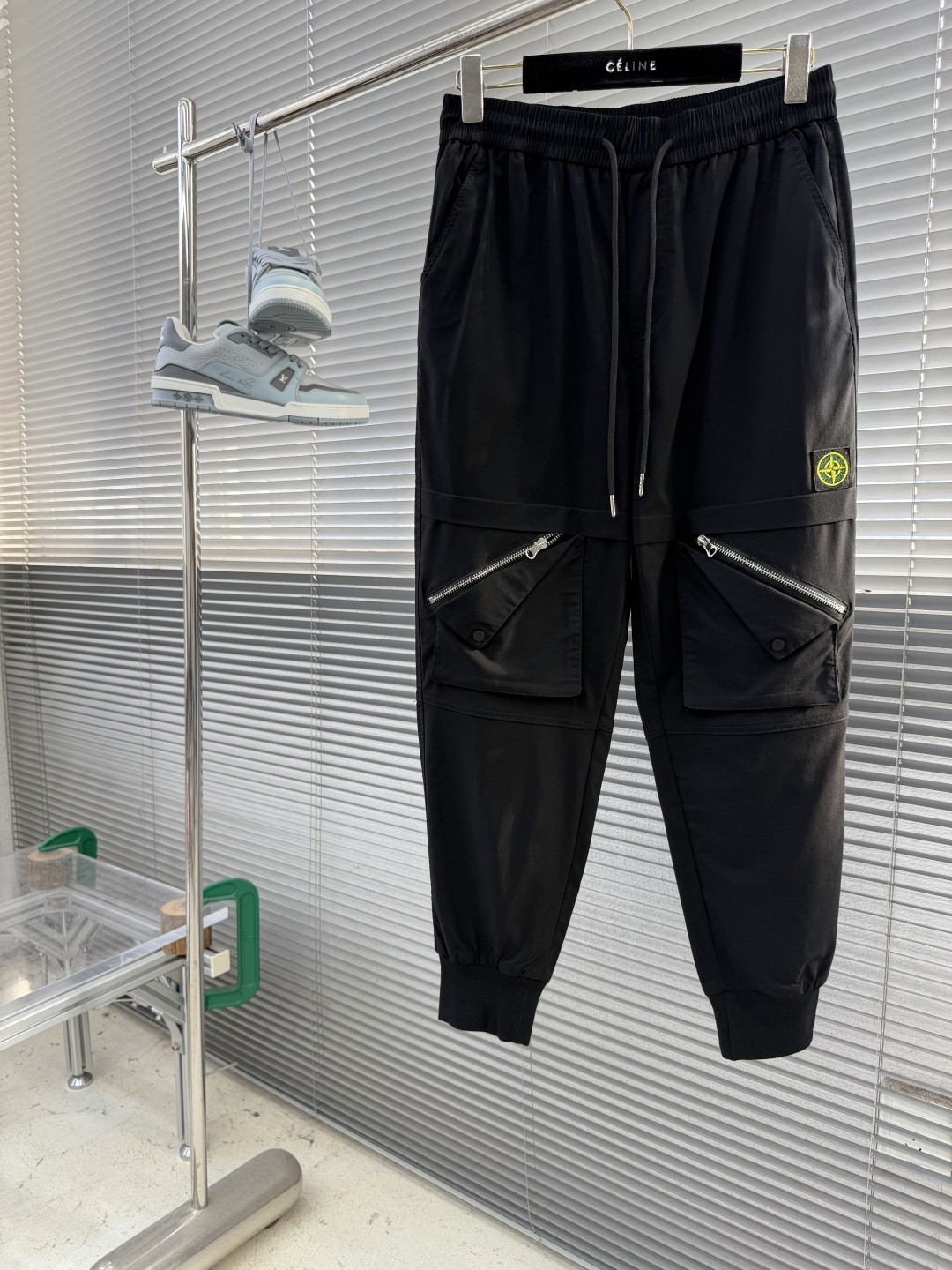 -Stone Island     工装风休闲长裤，采用高弹棉质面料，超级亲肤舒适，两侧工装口袋设计，上