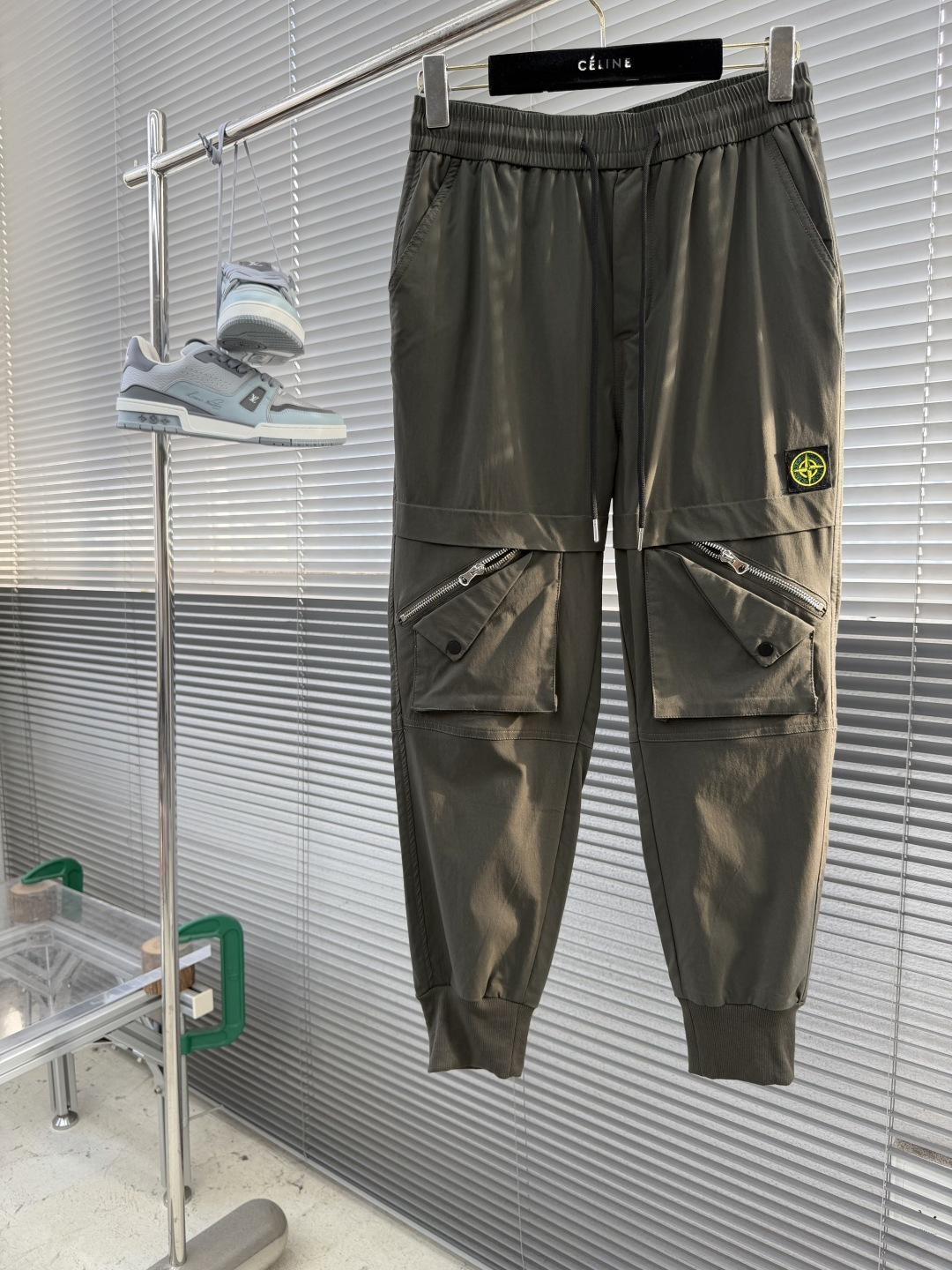 -Stone Island     工装风休闲长裤，采用高弹棉质面料，超级亲肤舒适，两侧工装口袋设计，上