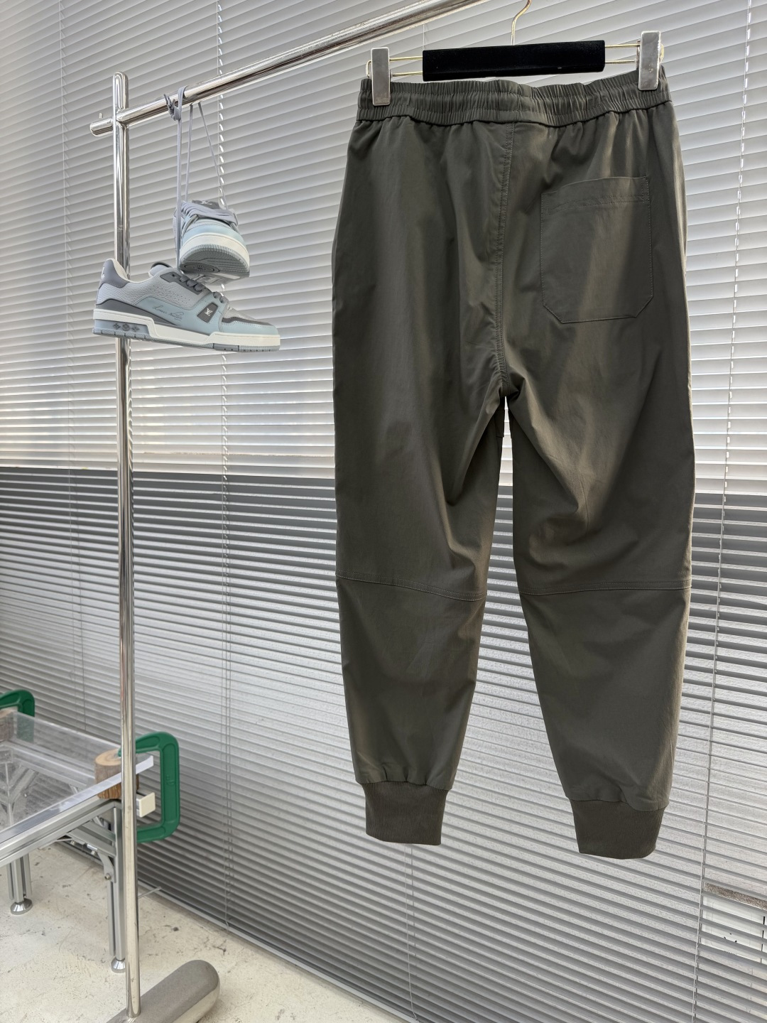 -Stone Island     工装风休闲长裤，采用高弹棉质面料，超级亲肤舒适，两侧工装口袋设计，上