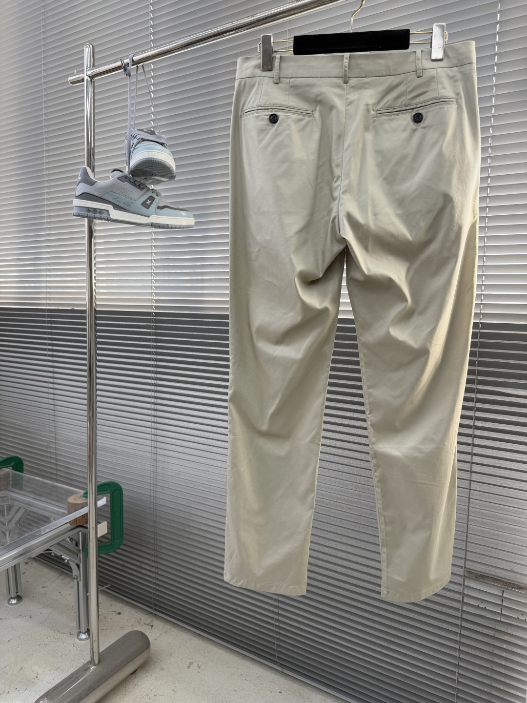 -Loro Piana    常年热销经典休闲长裤，兼顾通勤体面与日常舒适，四季穿搭刚需单品。甄选优质棉