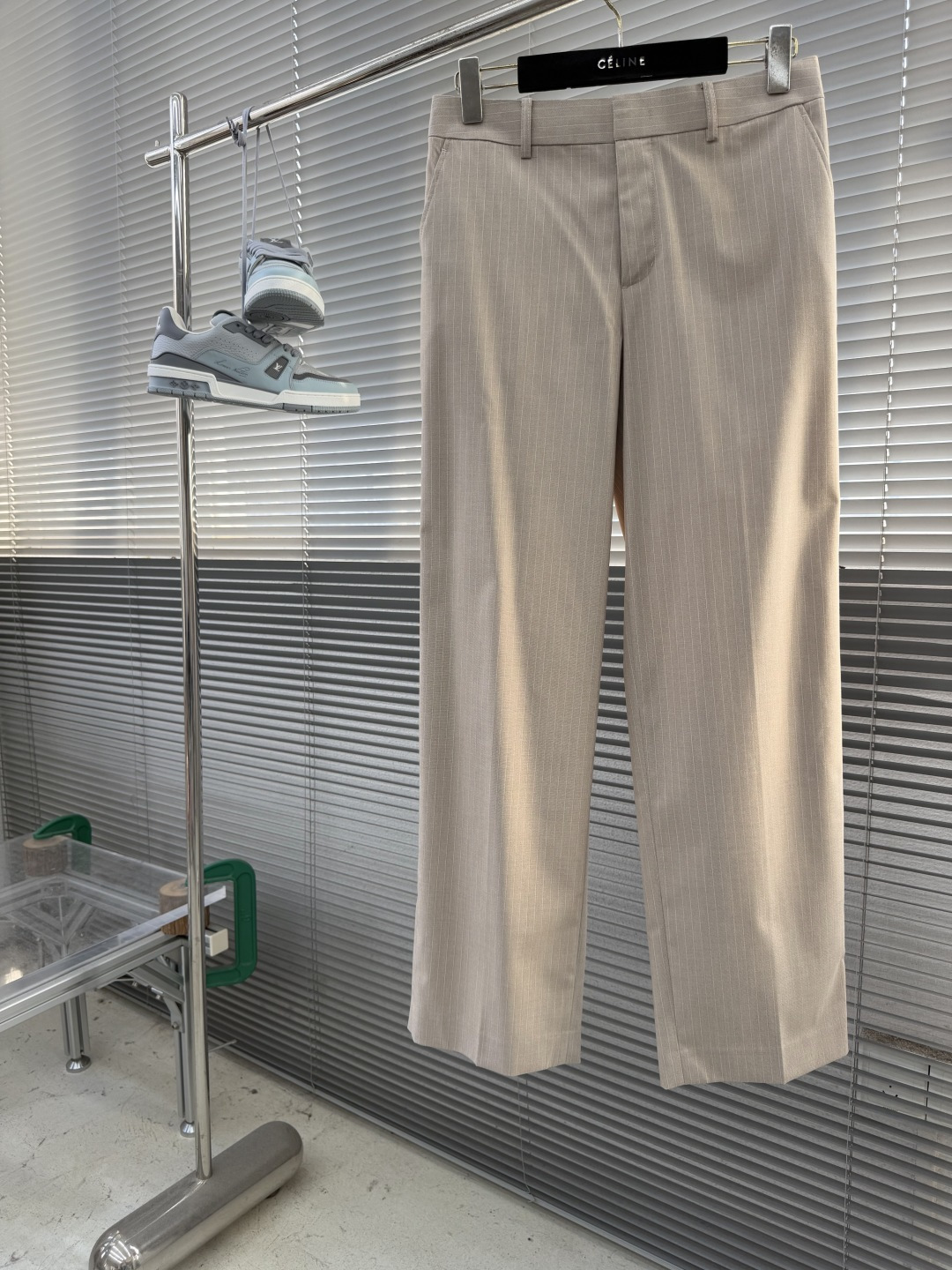 NO:912802,-Z Zegn Vertical Stripes Wool Acetate Special Fabric Elastic Waist Design Trend Micro Wide Fit Casual Pants  Vertical-striped wool acetate casual trousers combine business dignity with a sense of relaxation in summer. They are the most popular micro-wide trousers at the moment. Made of the brand's specially supplied wool and acetate blended fabric, the wool gives the fabric a delicate and soft matte texture, with a warm and moist drape.  The weight is low, and acetate fiber has anti-wrinkle properties. It is less likely to produce messy wrinkles after sitting for a long time, and it is easy to take care of. The fabric is light and breathable, not heavy and stuffy, and is suitable for commuting in all seasons. The delicate vertical stripe texture visually lengthens the body shape vertically, and has an outstanding slimming effect.  The waistband adopts the standard trousers placket at the front, and the widened elastic elastic is hidden at the back, taking into account the neat look and comfort of formal wear. It can be easily controlled by floating waistlines and fat waists. Classic and slightly wide nine-point cut.  The crotch is moderately loose to hide the flesh, the trouser legs are naturally slightly scattered, the O-shaped legs are modified, the fake crotch is wide, and the neat nine-point length exposes the ankles, which is refreshing and not procrastinating. The diagonal pockets on both sides are solidly routed, without unnecessary complicated decorations, simple and high-end.  Navy blue, apricot, and light gray stripes are available. The low-saturated colors are suitable for all kinds of shirts, knitted POLOs, and casual suits. They can be paired with suits for formal occasions, worn alone with short-sleeved shirts for light business commuting, and can be worn with linen tops for daily travel. The fabric is smooth and not easy to collapse, and it can maintain the three-dimensional pants shape for a long time. It is not easy to whiten and deform after washing. It takes into account both texture and practicality. It is a must-have item for mature men's wardrobe, and can easily create a sophisticated and neat business look.  Size M-3XL,,shirts,T-shirt,business suit,19860909-Z Zegn 竖条纹含羊毛醋酸纤维特供面料松紧腰设计流行趋势微阔版型休闲长裤 竖条纹羊毛醋酸休闲西裤,兼顾商务体面与夏日松弛感,是当下大热的微阔版型神裤.采用品牌特供羊毛与醋酸混纺面料,羊毛赋予面料细腻柔和的哑光质感,自带温润垂坠度,醋酸纤维加持抗皱属性,久坐不易产生杂乱褶皱,打理省心.面料轻薄透气,不会厚重闷身,四季通勤都适配,细腻竖条纹肌理视觉纵向拉长身形,显瘦效果出众. 腰头采用前片标准西裤门襟裤袢,后侧暗藏加宽弹力松紧,兼顾正装利落观感与舒适包容力,腰围浮动、腰腹有肉都能轻松驾驭.经典微阔九分剪裁,胯部适度宽松藏肉,裤管自然微散,修饰O型腿、假胯宽,利落九分长度露出脚踝,清爽不拖沓.双侧斜插袋走线扎实,无多余繁杂装饰,简约高级. 藏青、米杏、浅灰三色条纹可选,低饱和色系适配各类衬衫、针织POLO、休闲西装.正式场合成套搭配西装,轻商务通勤单穿搭配短袖衬衣,日常出行搭配亚麻上衣均可驾驭.面料垂顺不易软塌,长久保持立体裤型,水洗不易发白变形,兼顾质感与实穿度,是成熟男士衣橱刚需款,轻松打造精致利落的轻熟商务造型. 码数M-3XL,,shirts,T-shirt,business suit,,Men's clothing