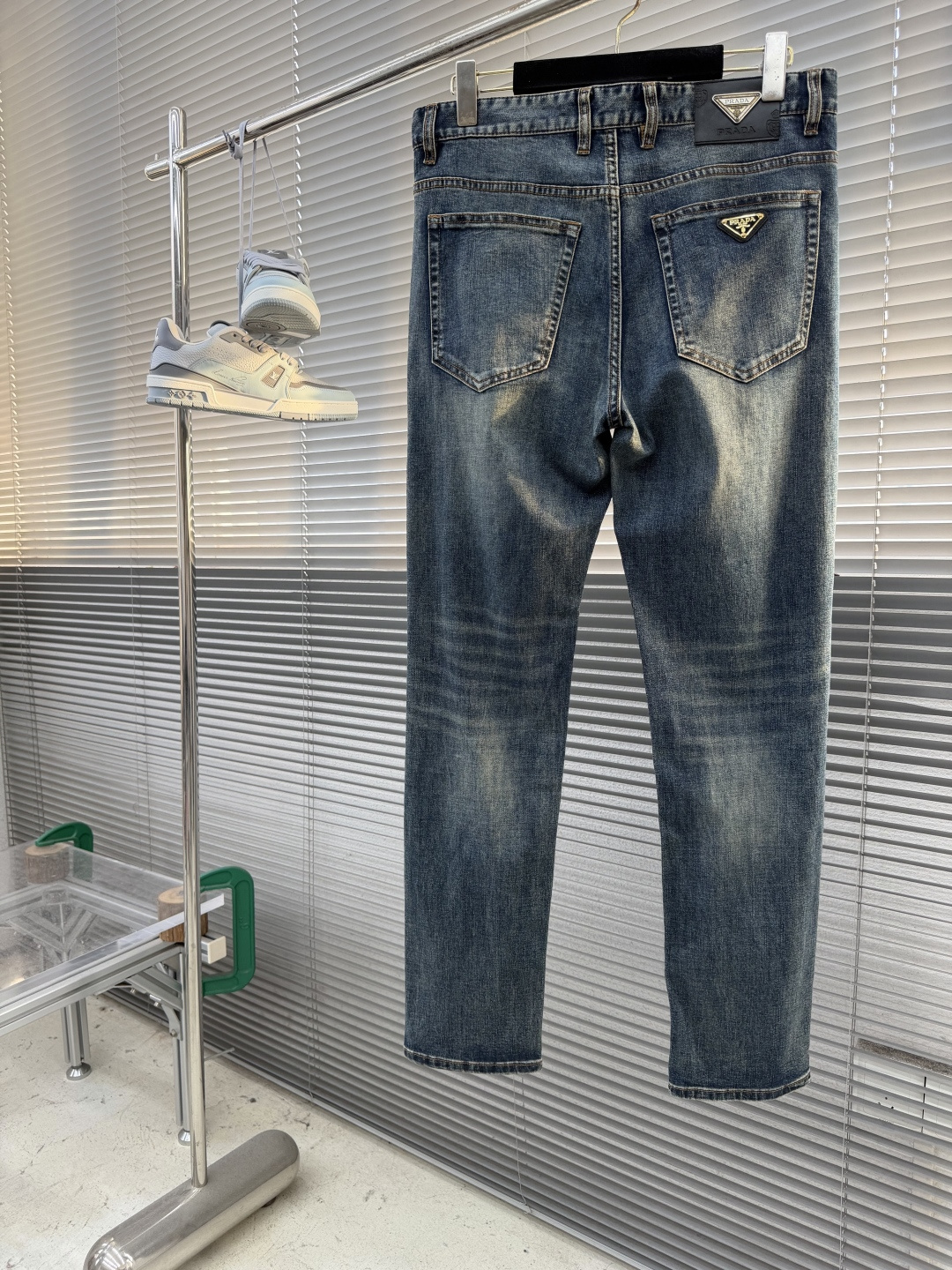 -PRAD    26早春新款休闲牛仔裤系列，开模定制五金配件，直筒裤脚、面料舒适柔软亲肤，挺括有型、不