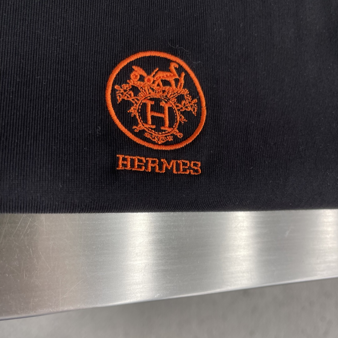 -Herme*    2026春夏新款圆领短袖  品牌logo重工艺设计 高端定制100支双面丝光棉面料