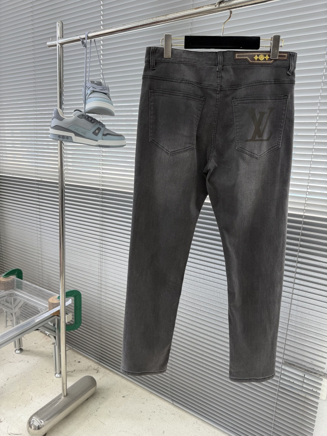 NO:912792,-Donkey brand 2026 spring and summer new men's slim fit jeans. Simple, fashionable and versatile. Printed logo pattern design. Customized imported denim washed denim cotton fabric. Original accessories. Fine workmanship. Cool and energetic. Soft and delicate. Comfortable and breathable. Commuting style. Very high matching rate. Extremely durable. Counter quality. Super handsome upper body. Stylish. Size 29-42 (37.39.41),, louis vuitton,jeans,19860909-驴牌 2026春夏新款男士修身小脚牛仔裤 简洁时尚百搭 印花logo图案设计 定制进口丹宁水洗牛仔纯棉面料 原版辅料 做工精细 酷劲活力十足 柔软细腻 舒适透气 通勤款 搭配率极高 耐穿率爆表 专柜品质 上身超帅气 有型  码数29-42（37.39.41）,,louis vuitton,jeans,,Men's clothing